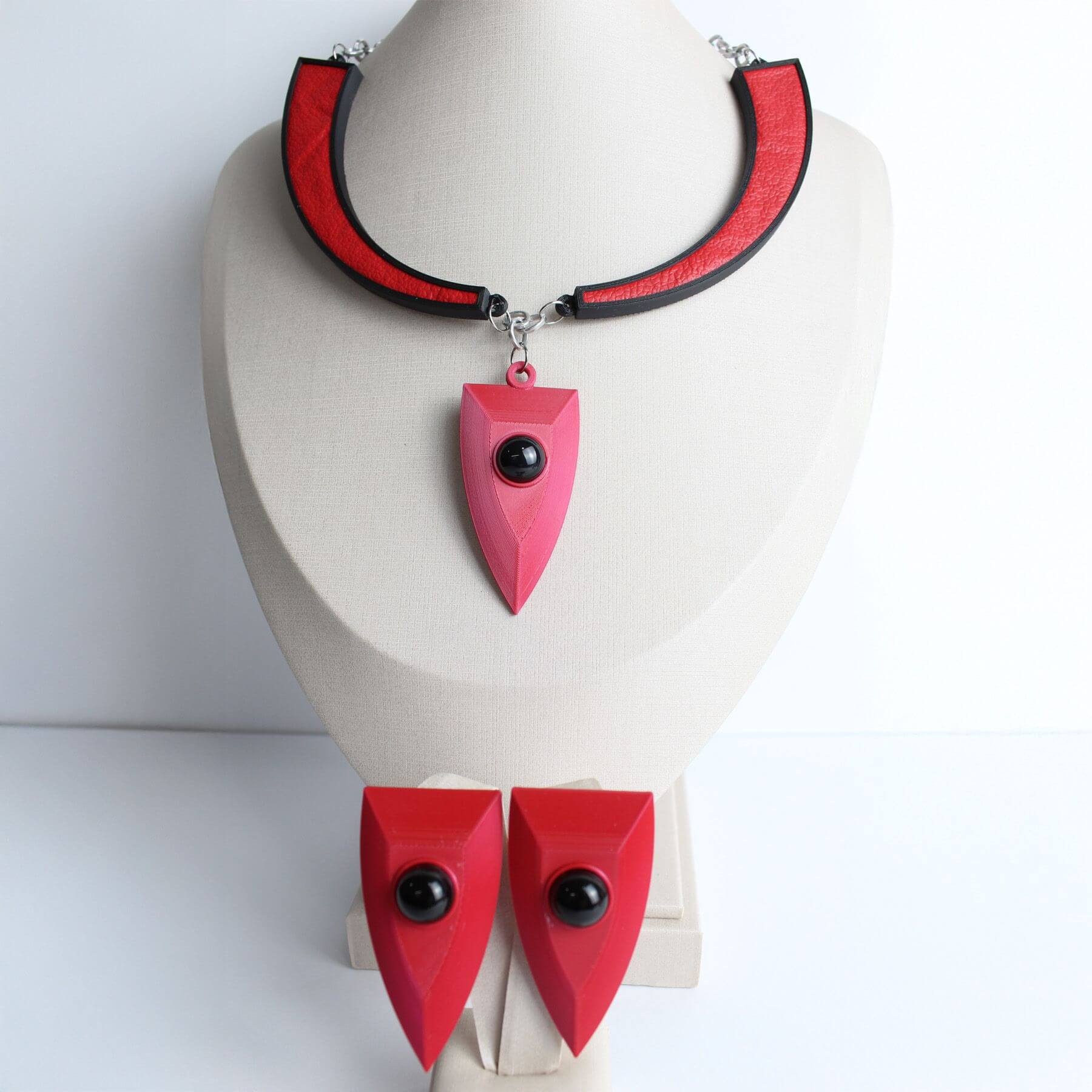 Conjunto Escudo Vermelho com Pedra Preta e Couro