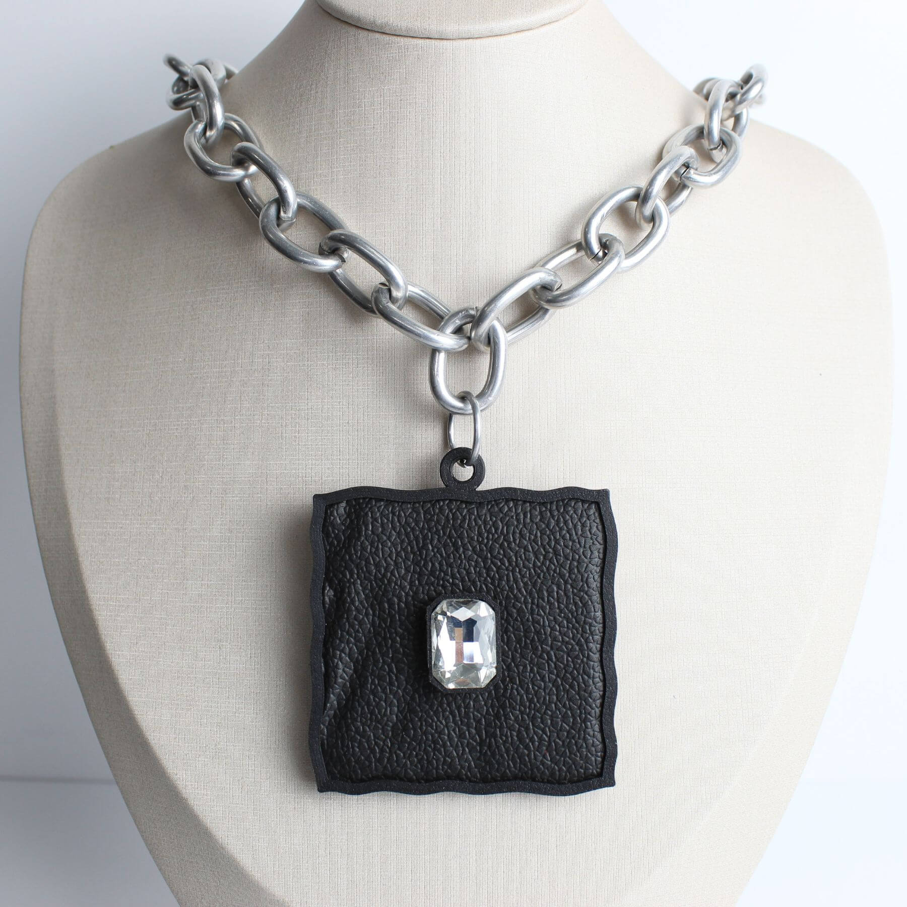 Colar Ícone Urbano – Couro, Corrente e Brilho