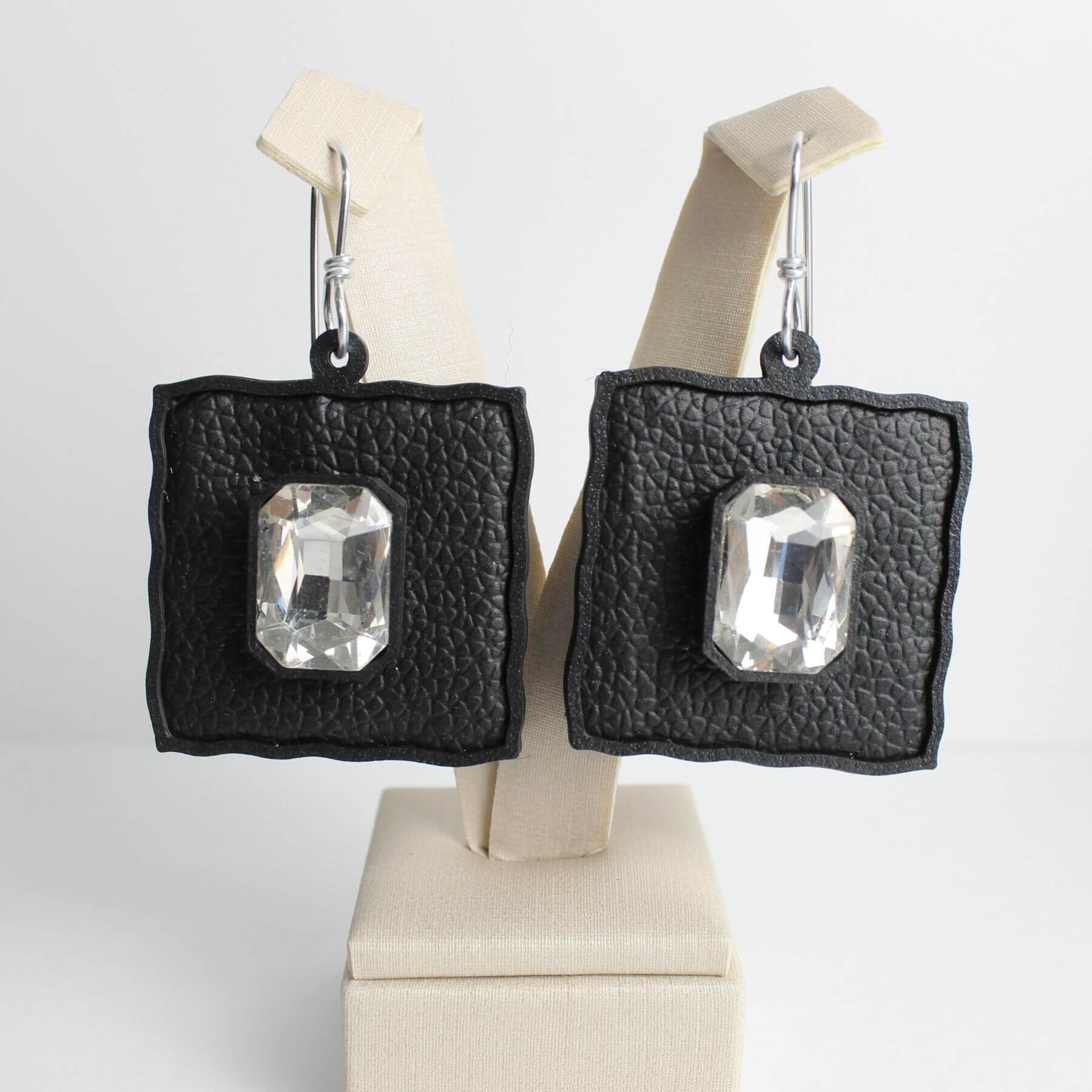 Brinco Ícone Urbano – Couro e Cristal Transparente