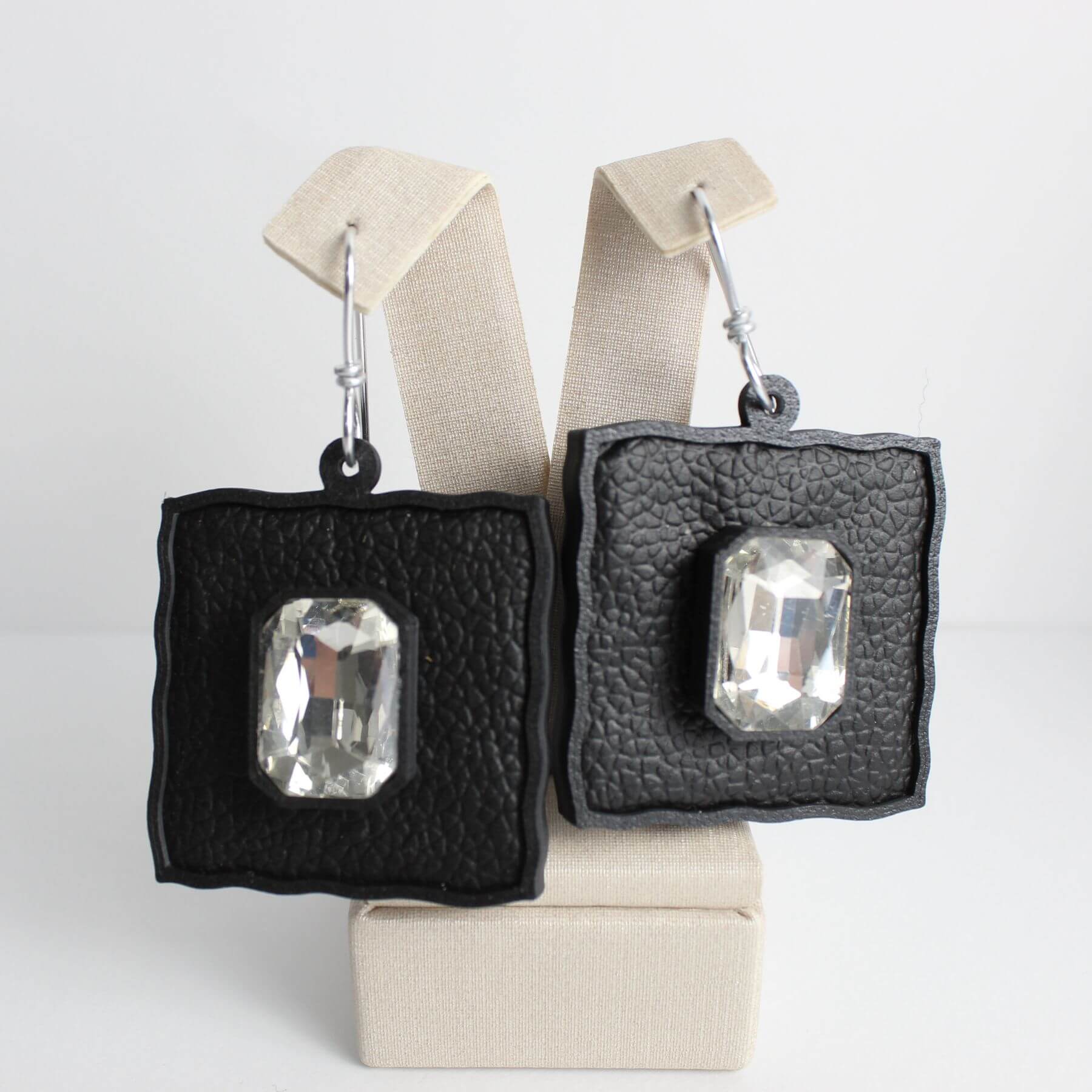 Brinco Ícone Urbano – Couro e Cristal Transparente