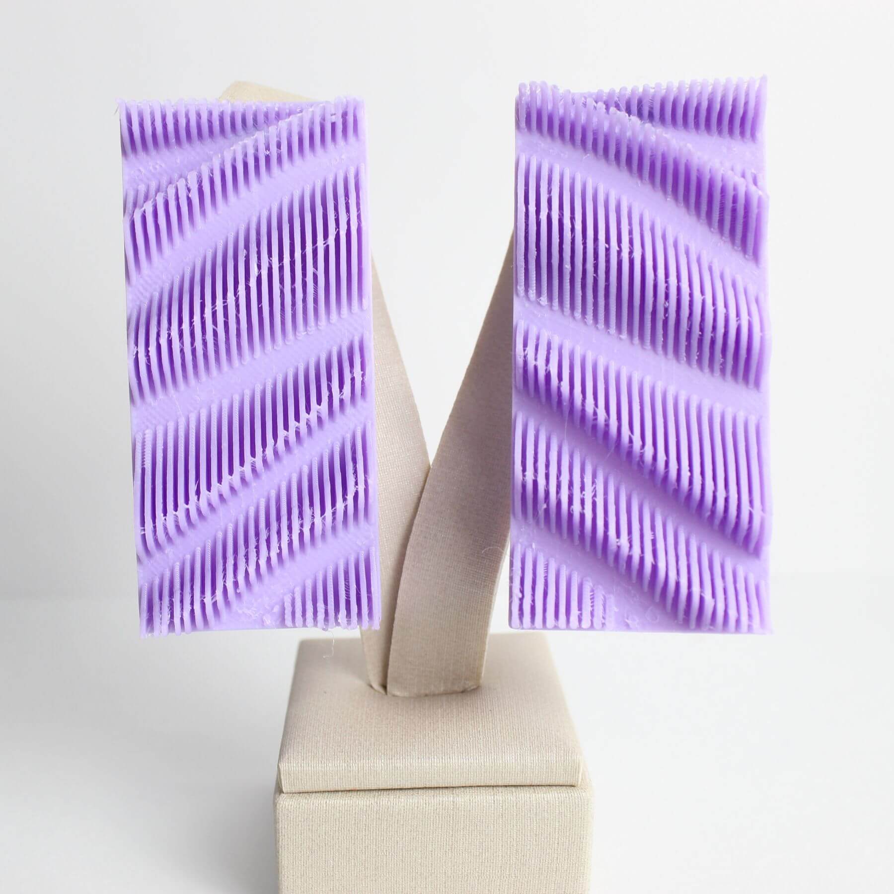 Brinco Ondas Lilás – Design Texturizado com Leveza e Estilo