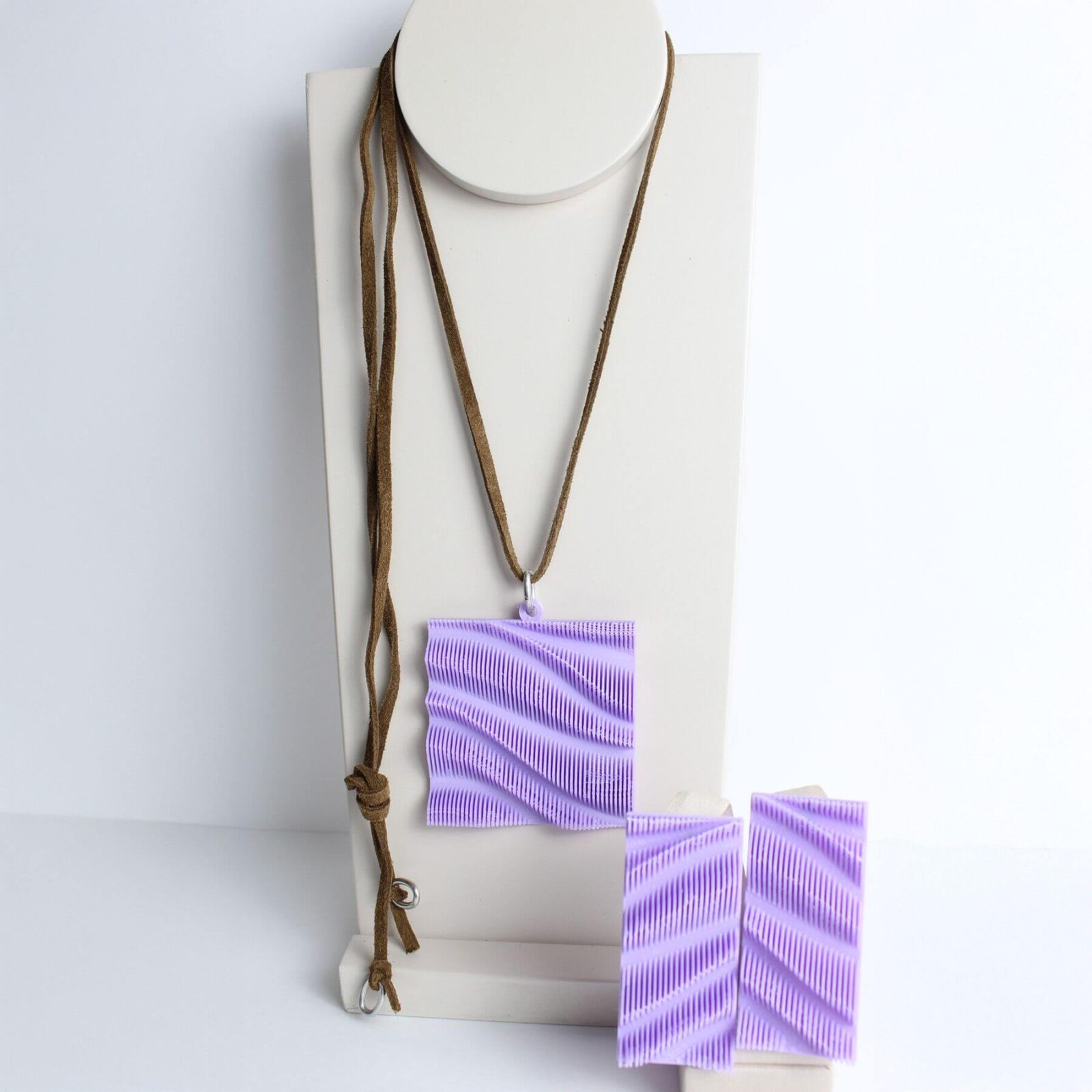 Conjunto Ondas Lilás – Colar e Brinco com Textura Fluida