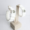 Brinco Branco com Strass – Design Ondulado Moderno