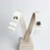 Brinco Branco com Strass – Design Ondulado Moderno