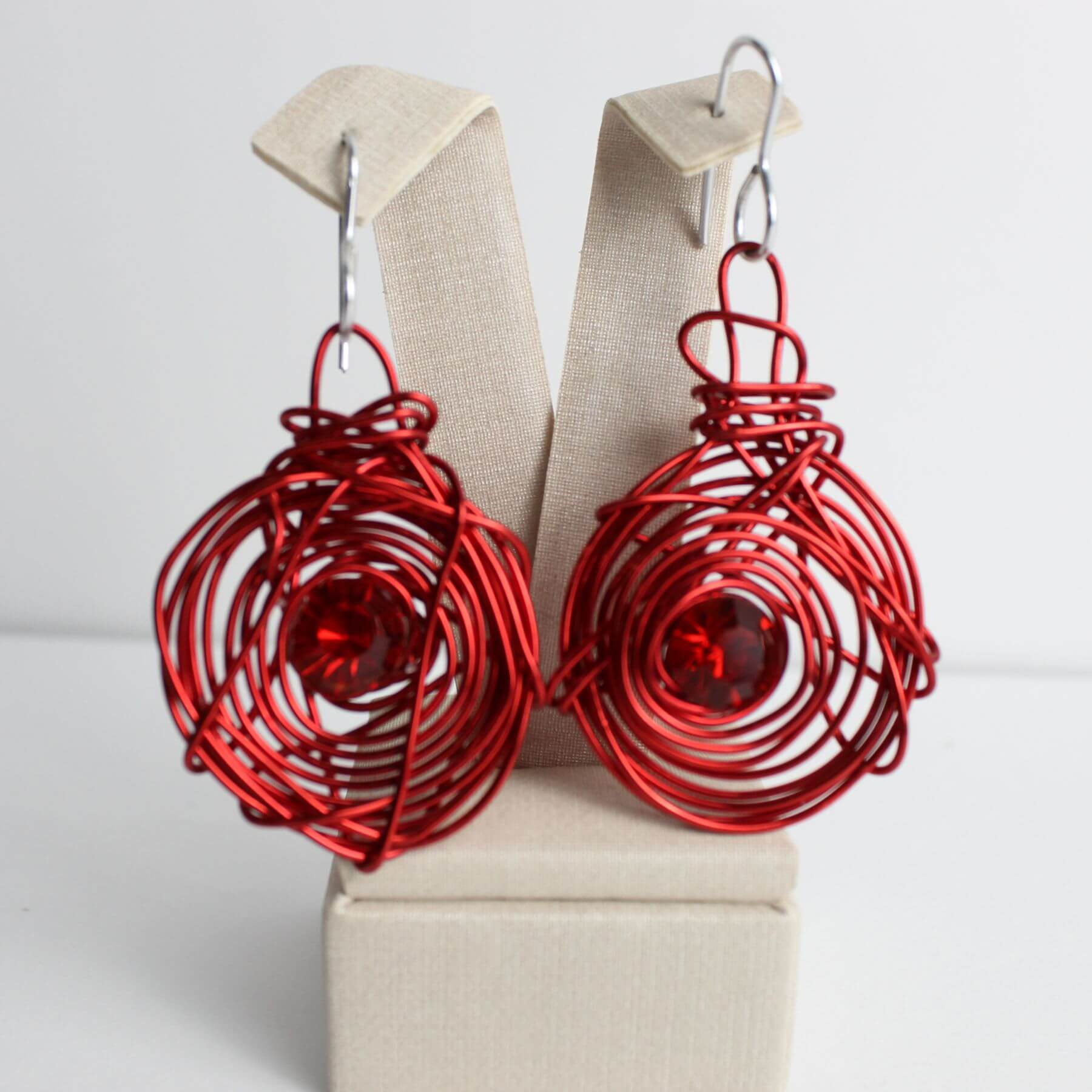 Brinco Espiral Vermelho – Arte em Movimento