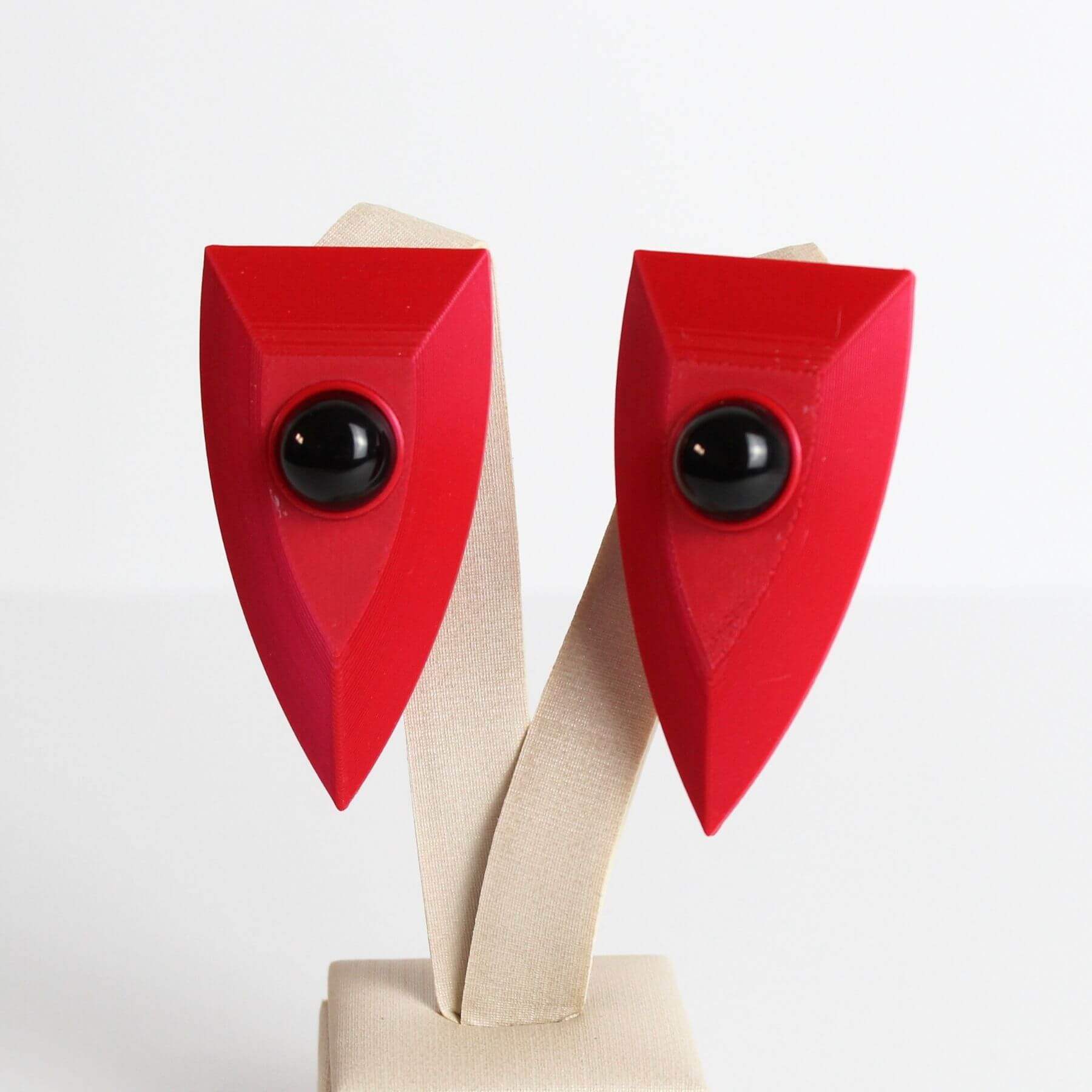 Brinco Escudo Vermelho com Pedra Preta