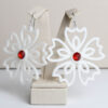 Brinco Flor Branca com Strass Vermelho