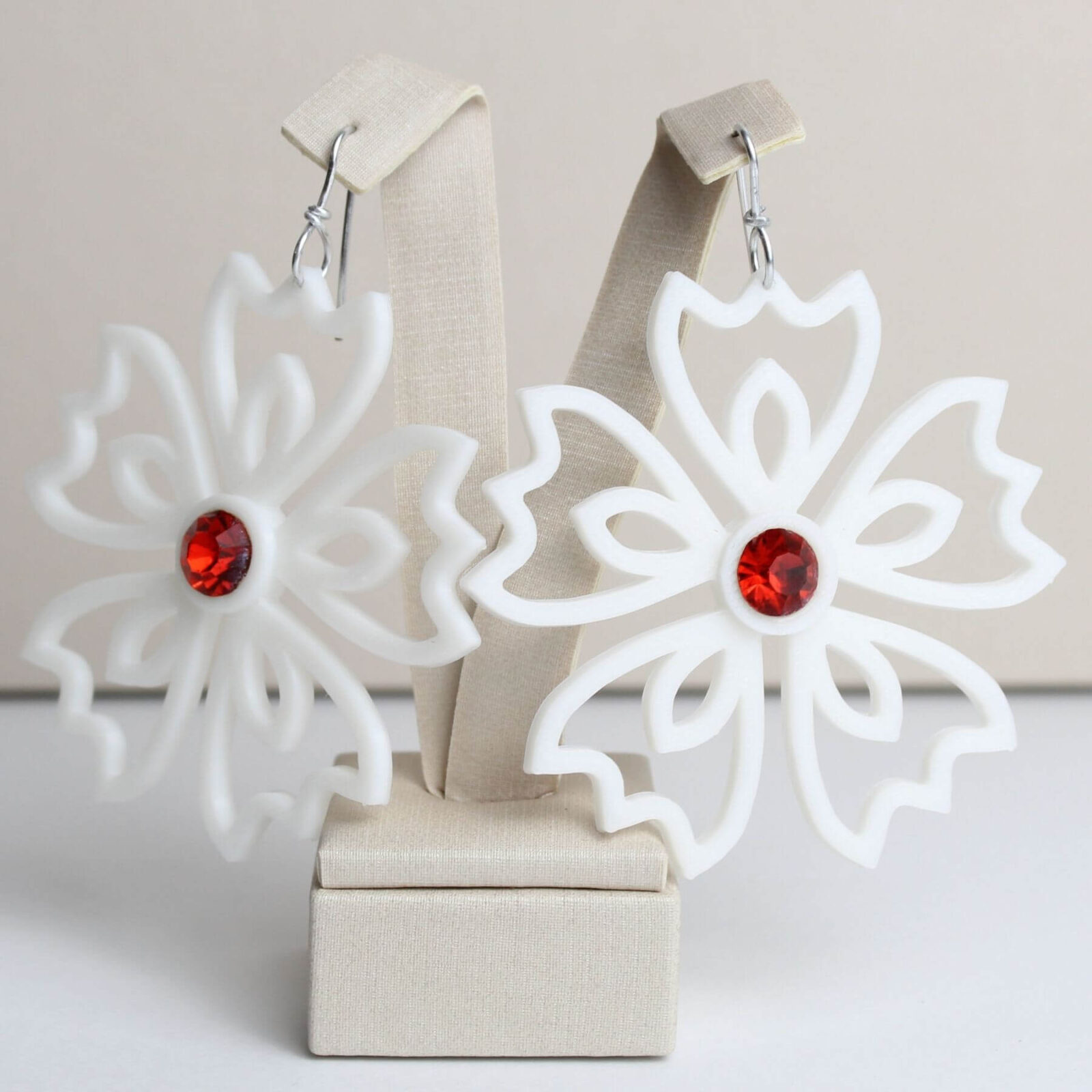 Brinco Flor Branca com Strass Vermelho