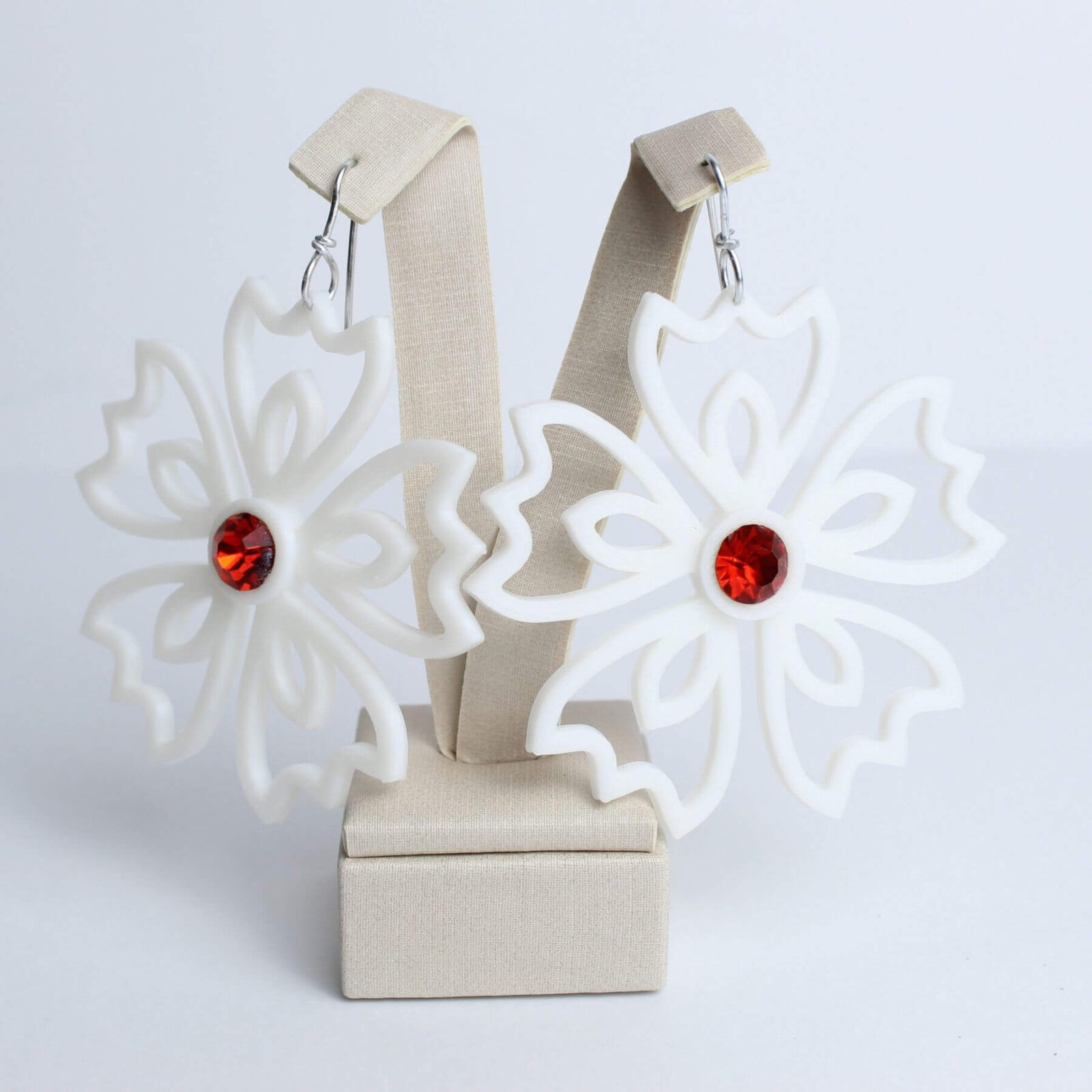Brinco Flor Branca com Strass Vermelho