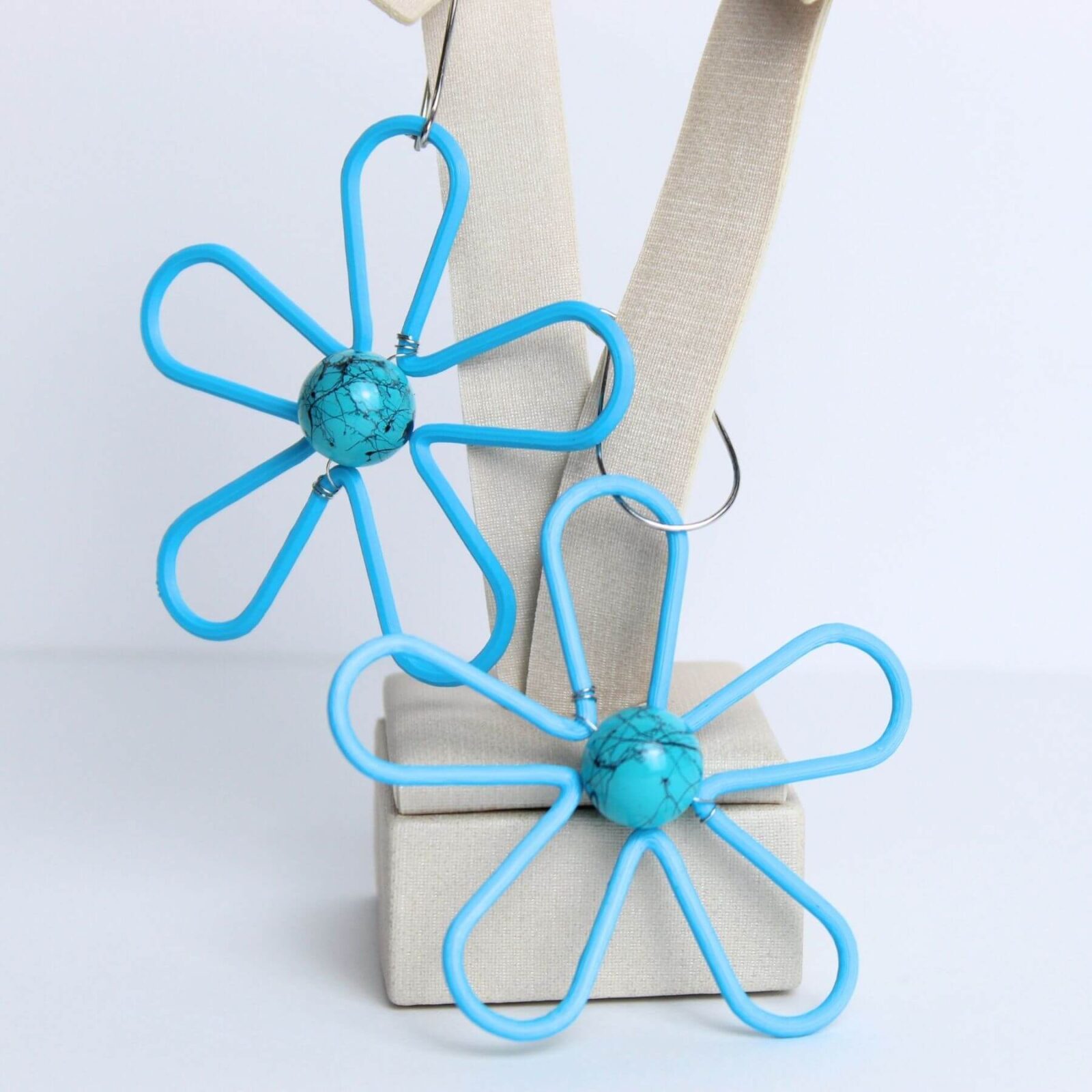 Brinco Flor Azul com Pedra Turquesa – Leveza e Alegria em Cada Detalhe