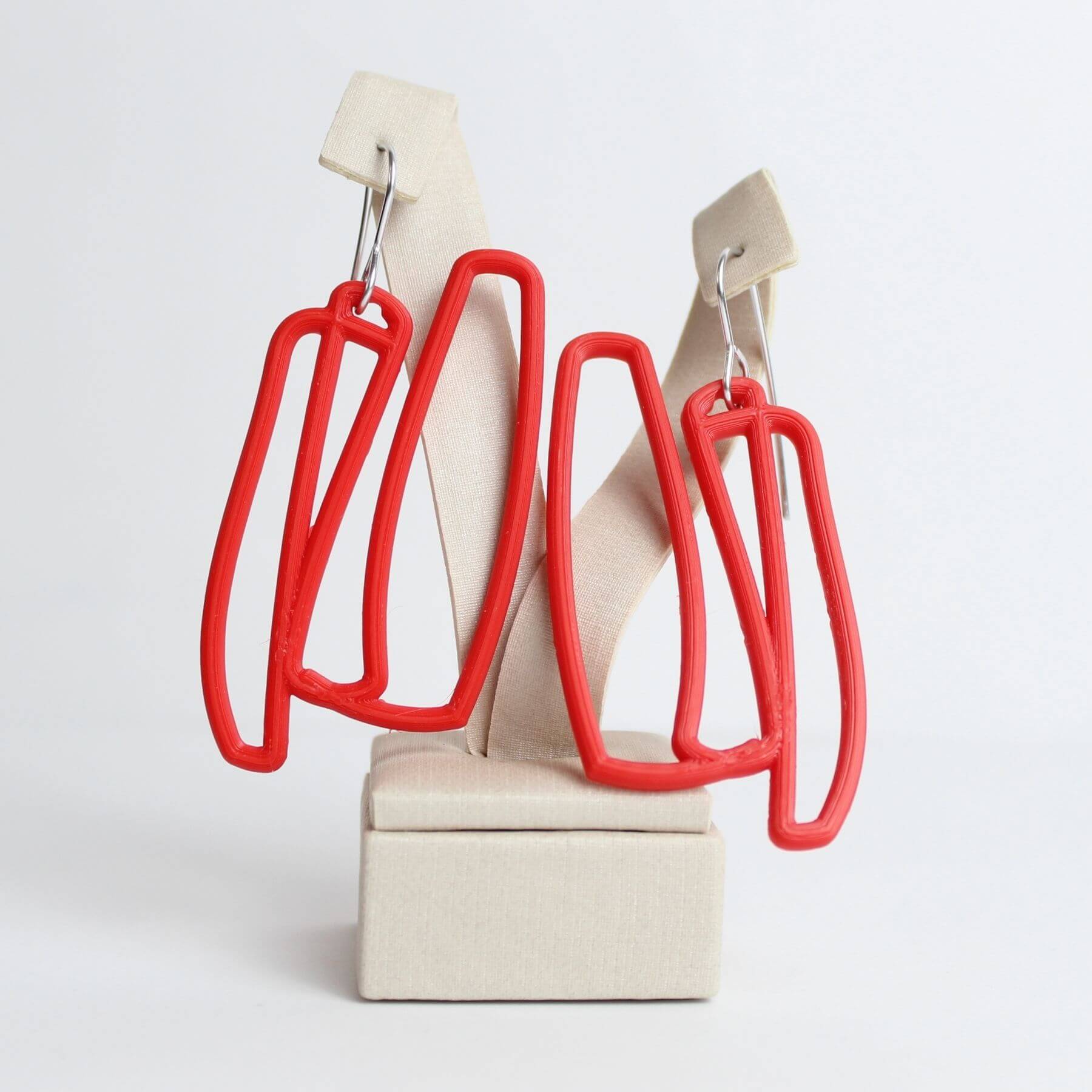 brinco tracos vermelho