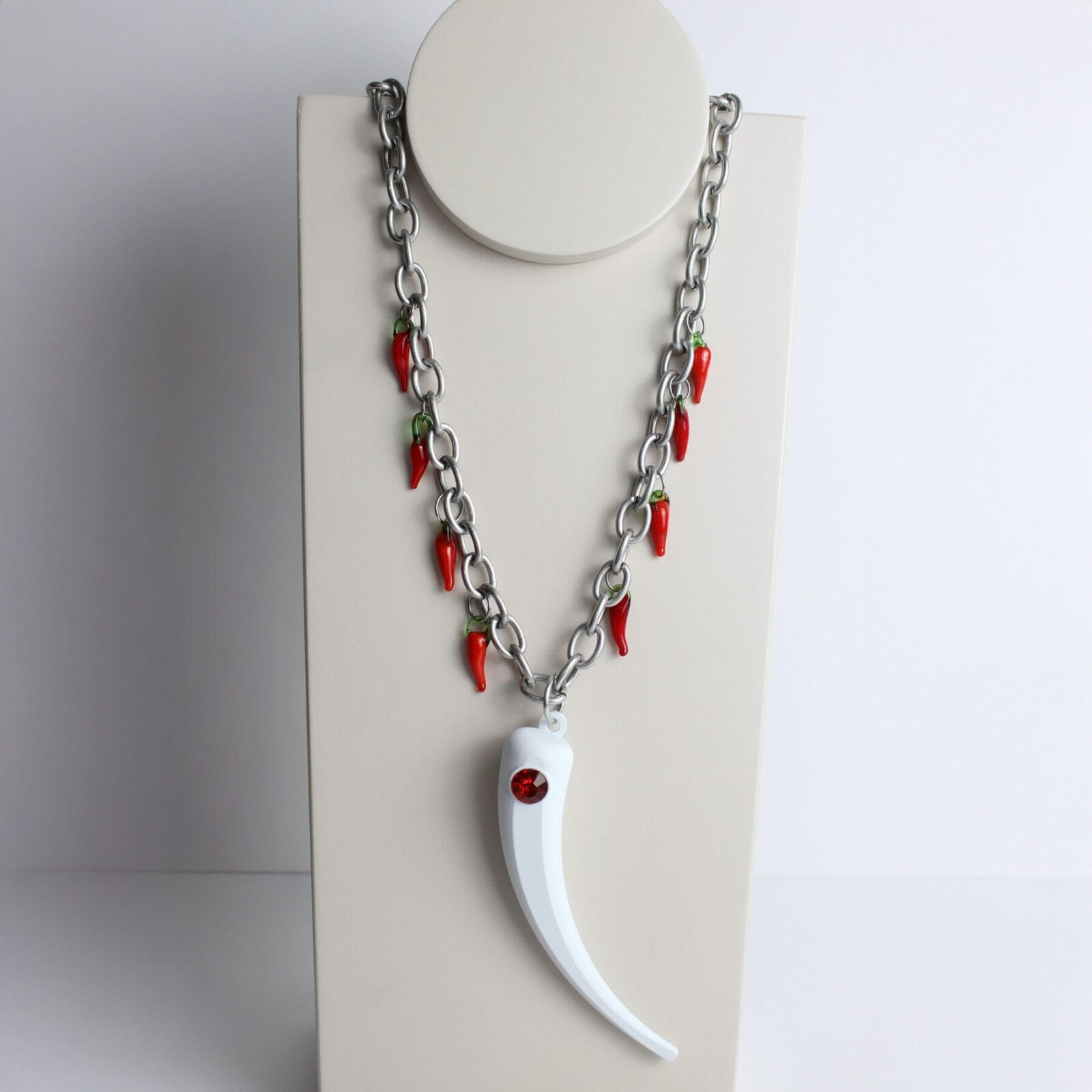 Colar Pimenta Branco com Strass Vermelho