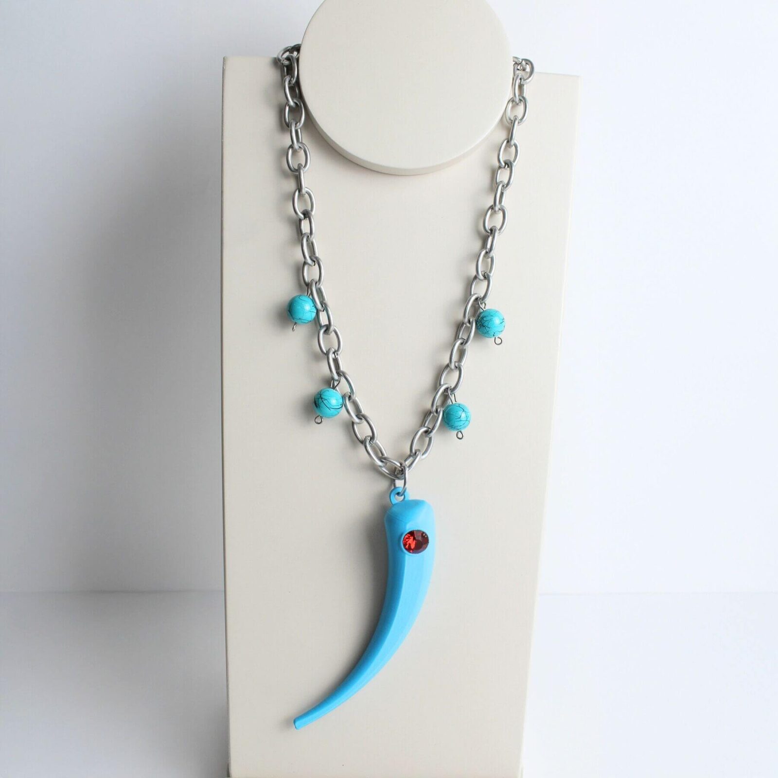 Colar pimenta azul com strass vermelho