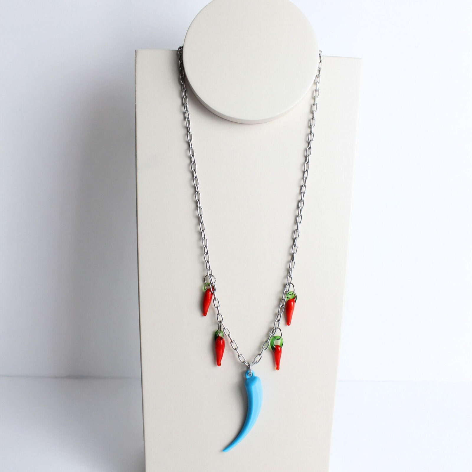 Colar Pimenta Azul Com Pimentinhas Vermelhas