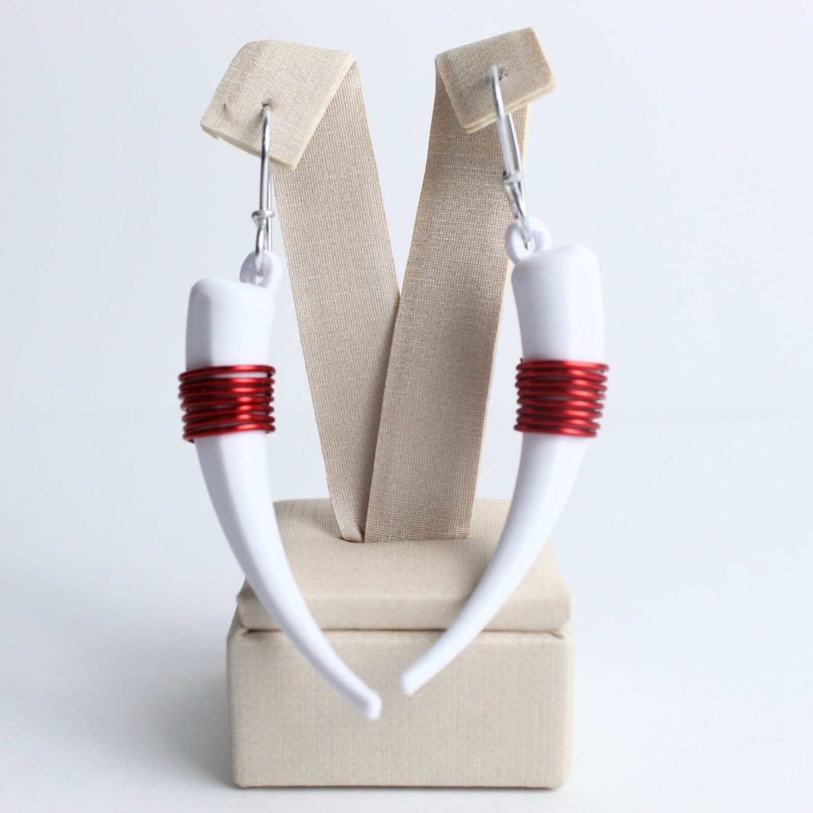 Brinco Pimenta Branco Com Fios de Alumínio Vermelho