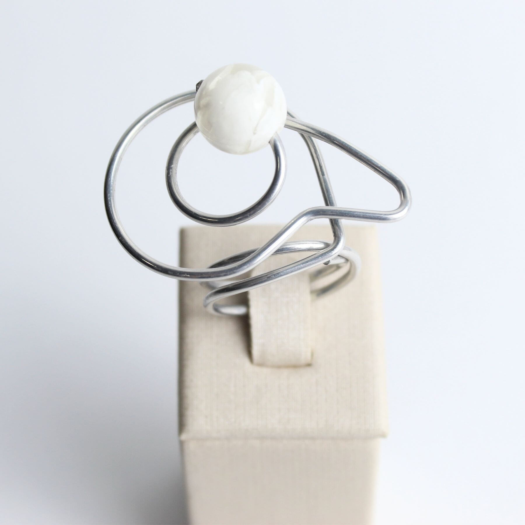 Anel Fios de Alumínio com Pedra Branca