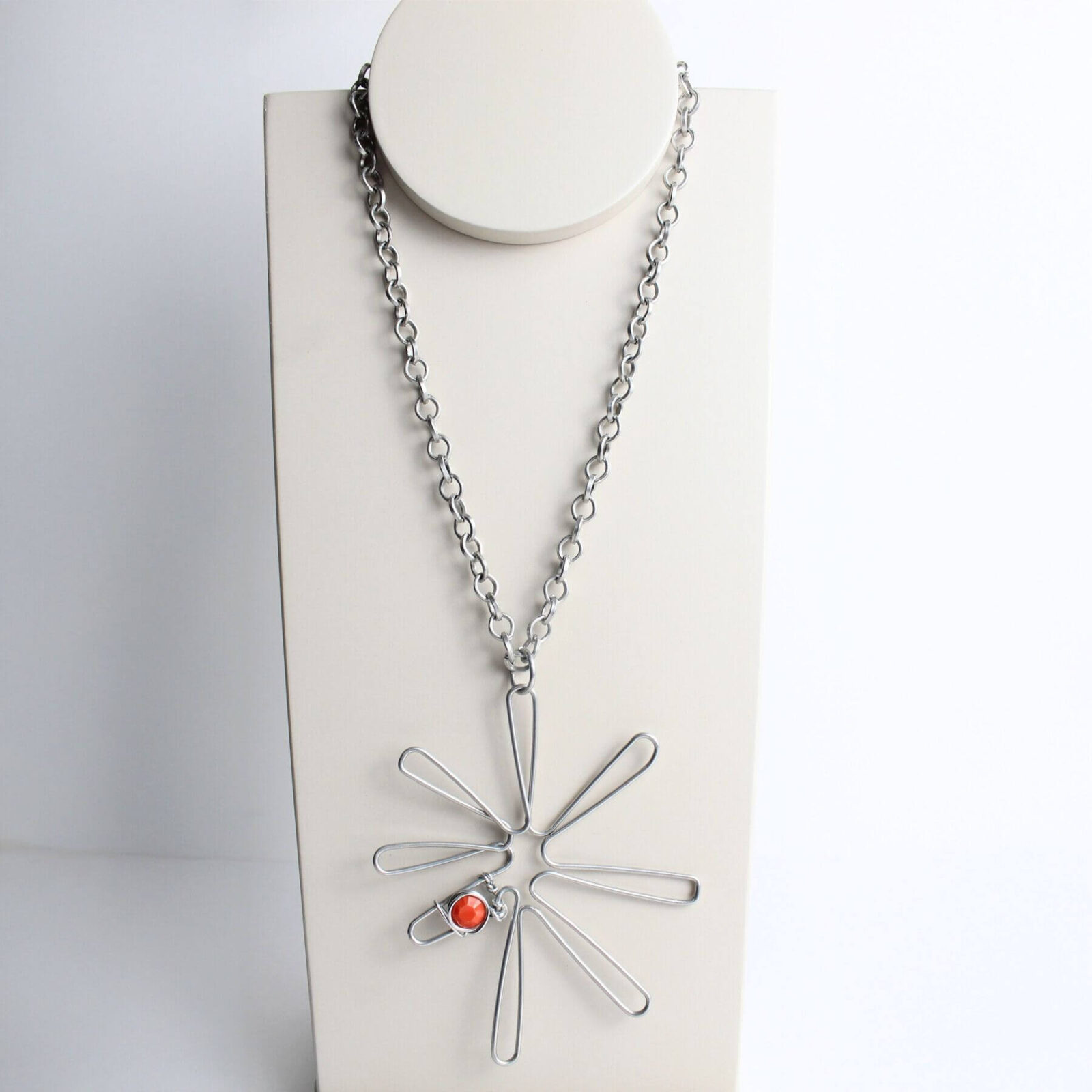 Colar Flor de Alumínio Com Strass Laranja