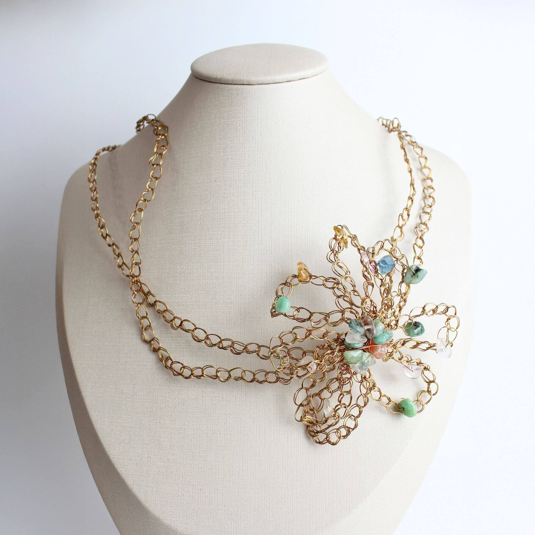 Colar Flor de Crochê Metálico com Pedras Naturais