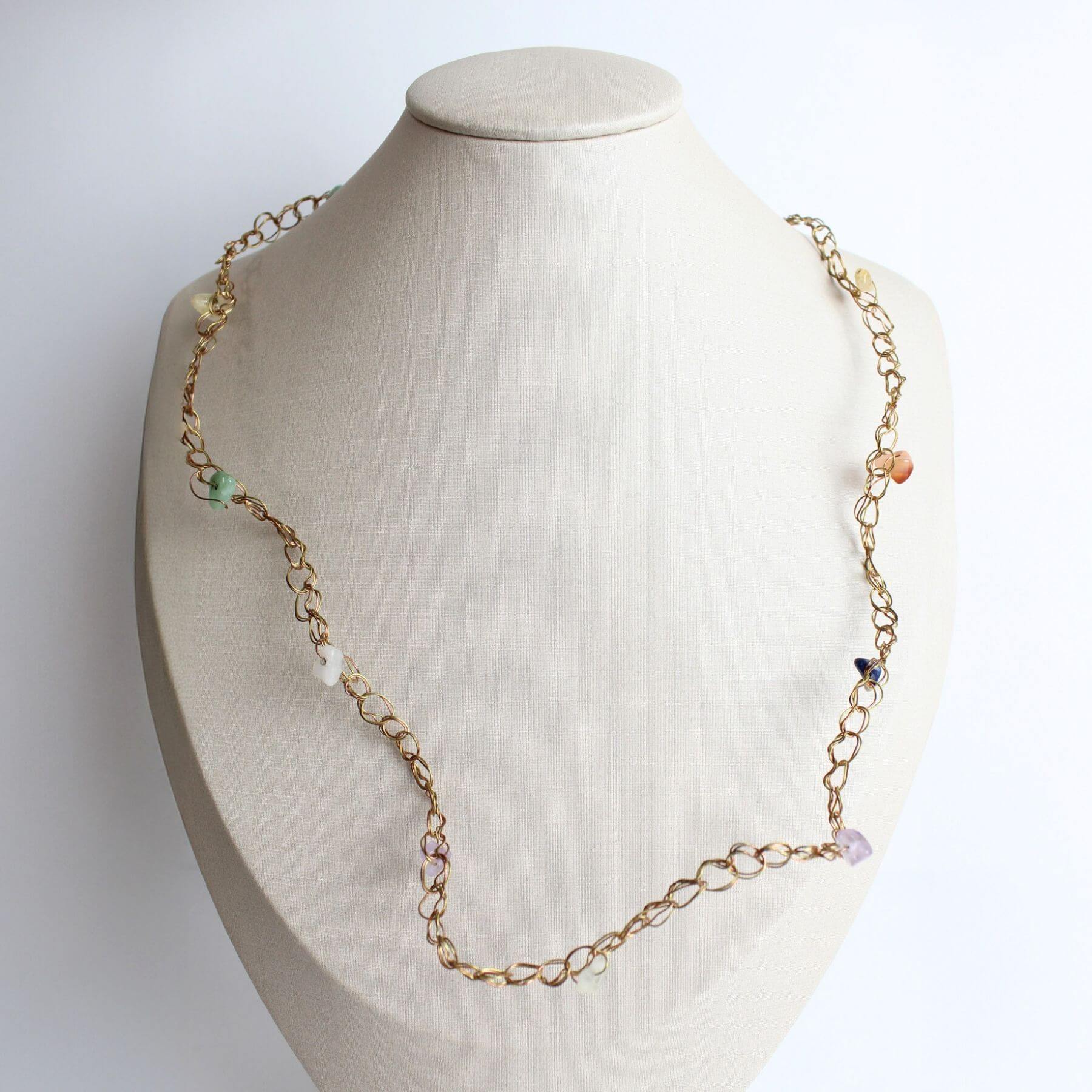 Colar Metálico de Crochê Com Pedras Naturais