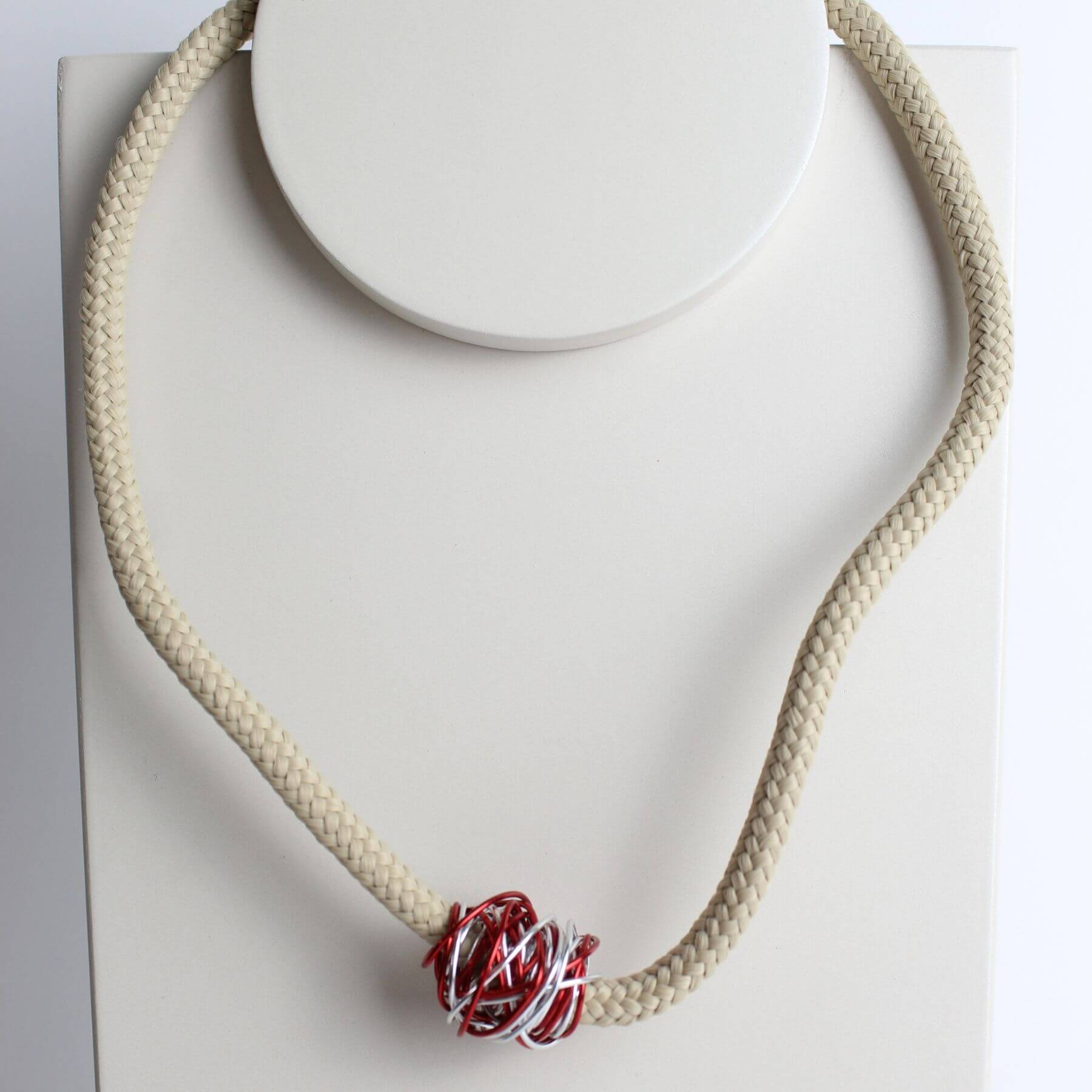 Colar de Fio Náutico Nude Com Detalhes em Fios de Alumínio