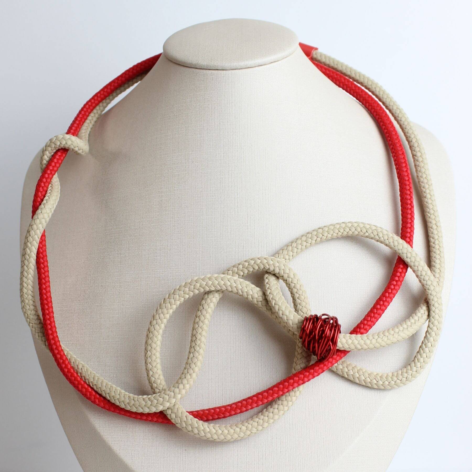 Colar Círculos Fio Náutico Com Detalhes em Alumínio Vermelho