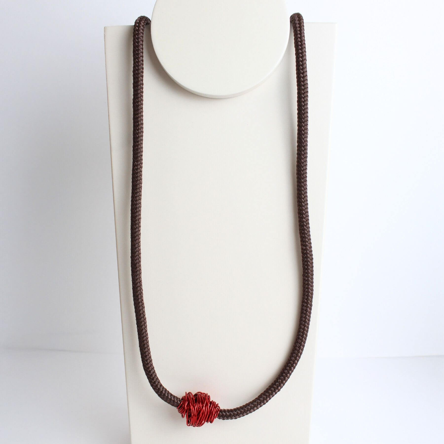 Colar de Fio Náutico Marrom Com Detalhes em Fios de Alumínio Vermelho