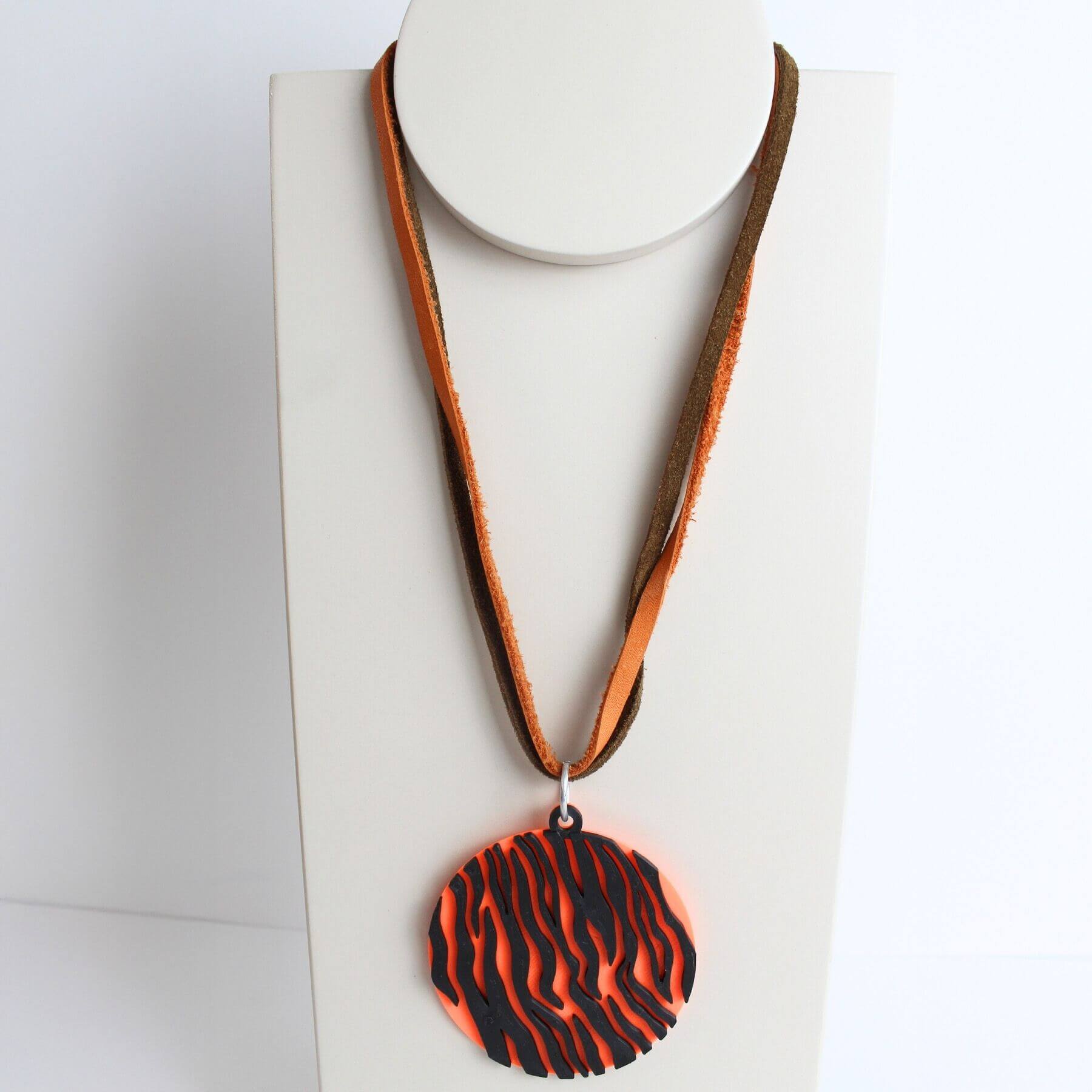 Colar Onça Laranja Com Couro Laranja e Marrom