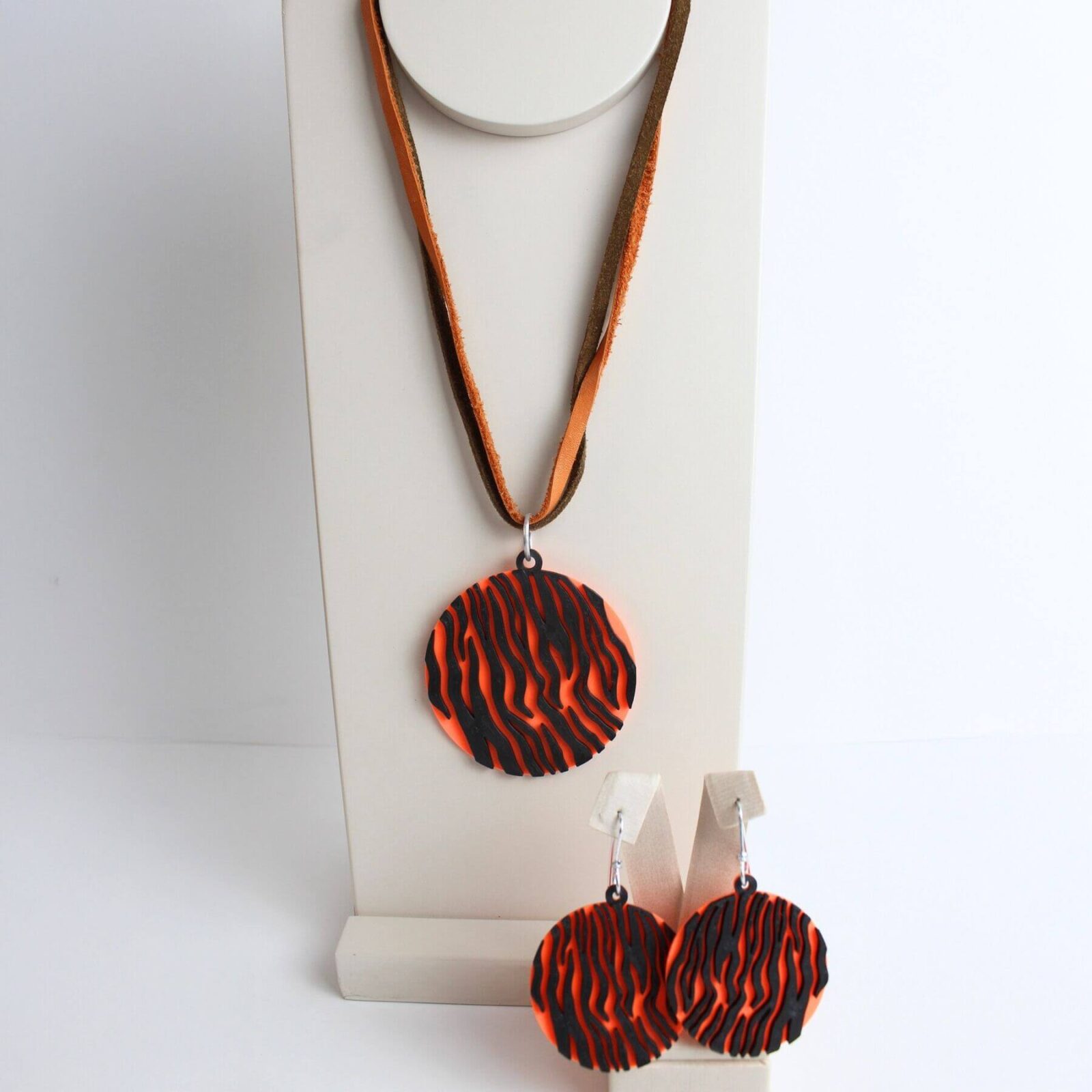 Conjunto Colar Couro Marrom e Laranja e Brinco Onça