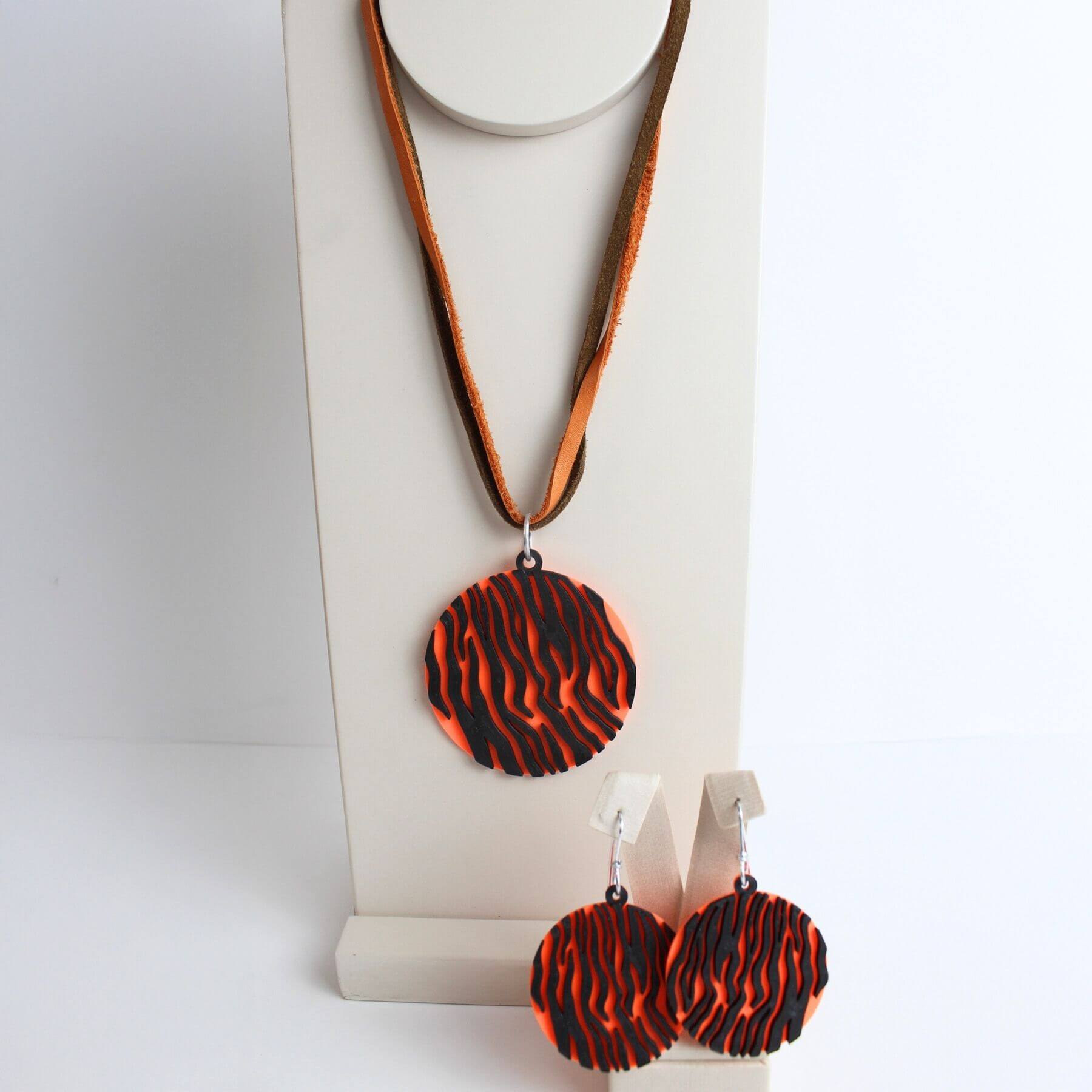 Conjunto Colar Couro Marrom e Laranja e Brinco Onça