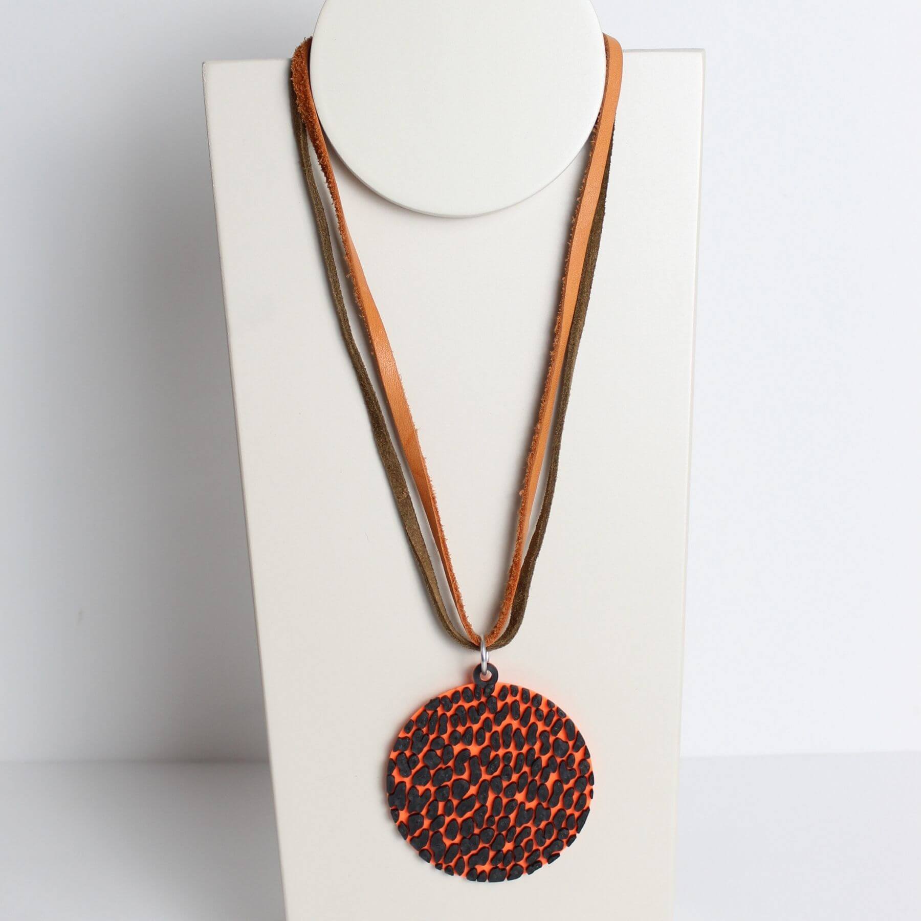 colar onça com couro laranja e marrom