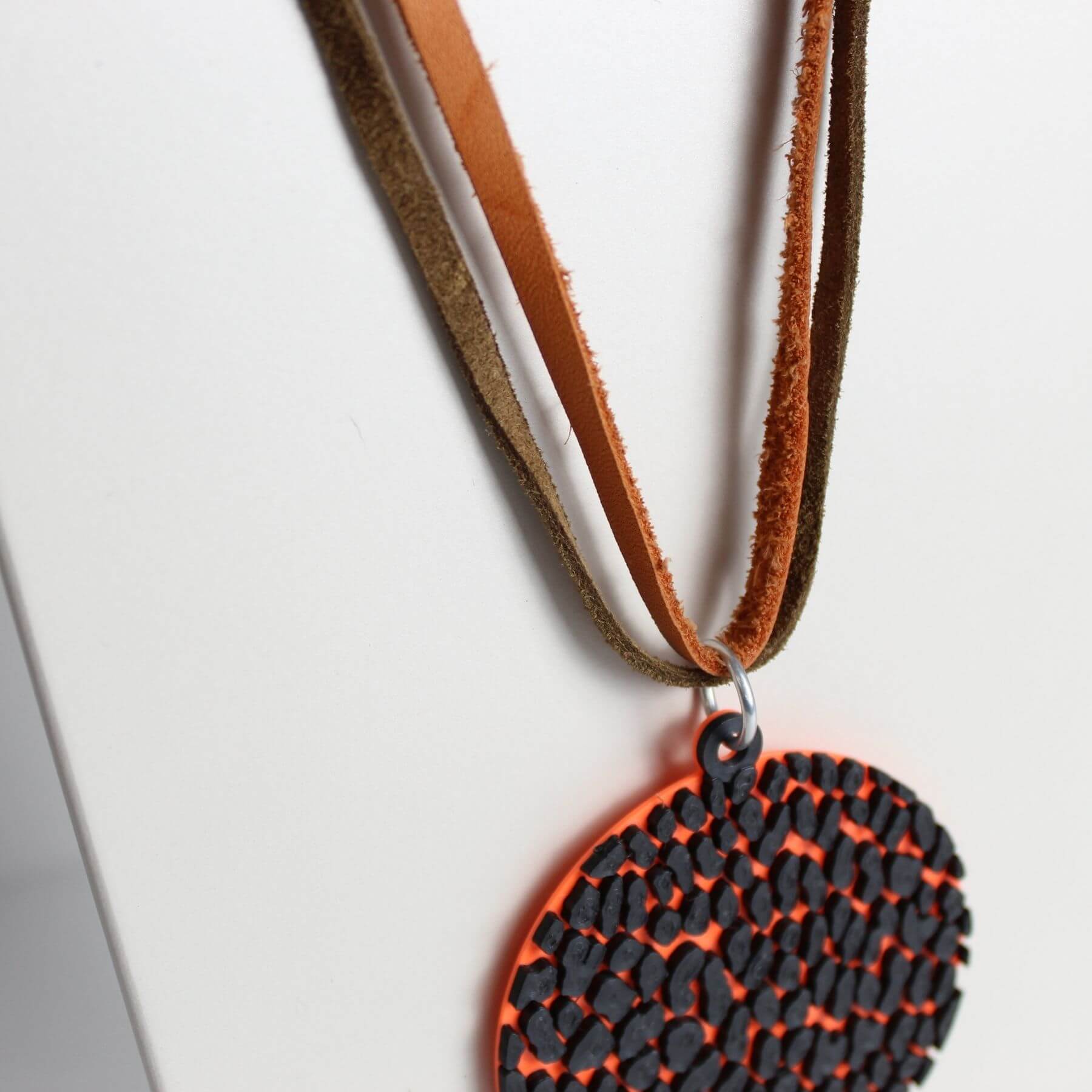 colar onça com couro laranja e marrom