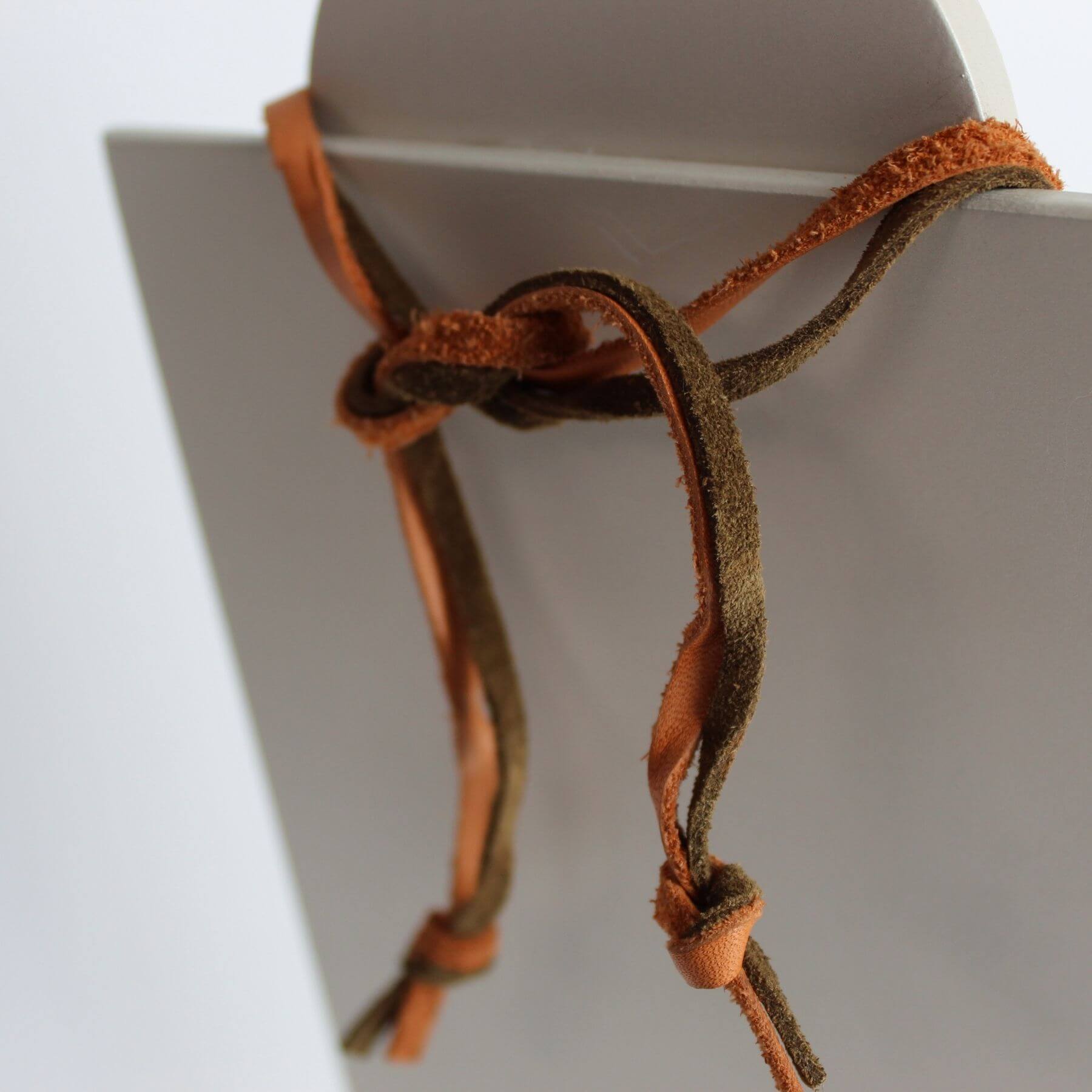 colar onça com couro laranja e marrom