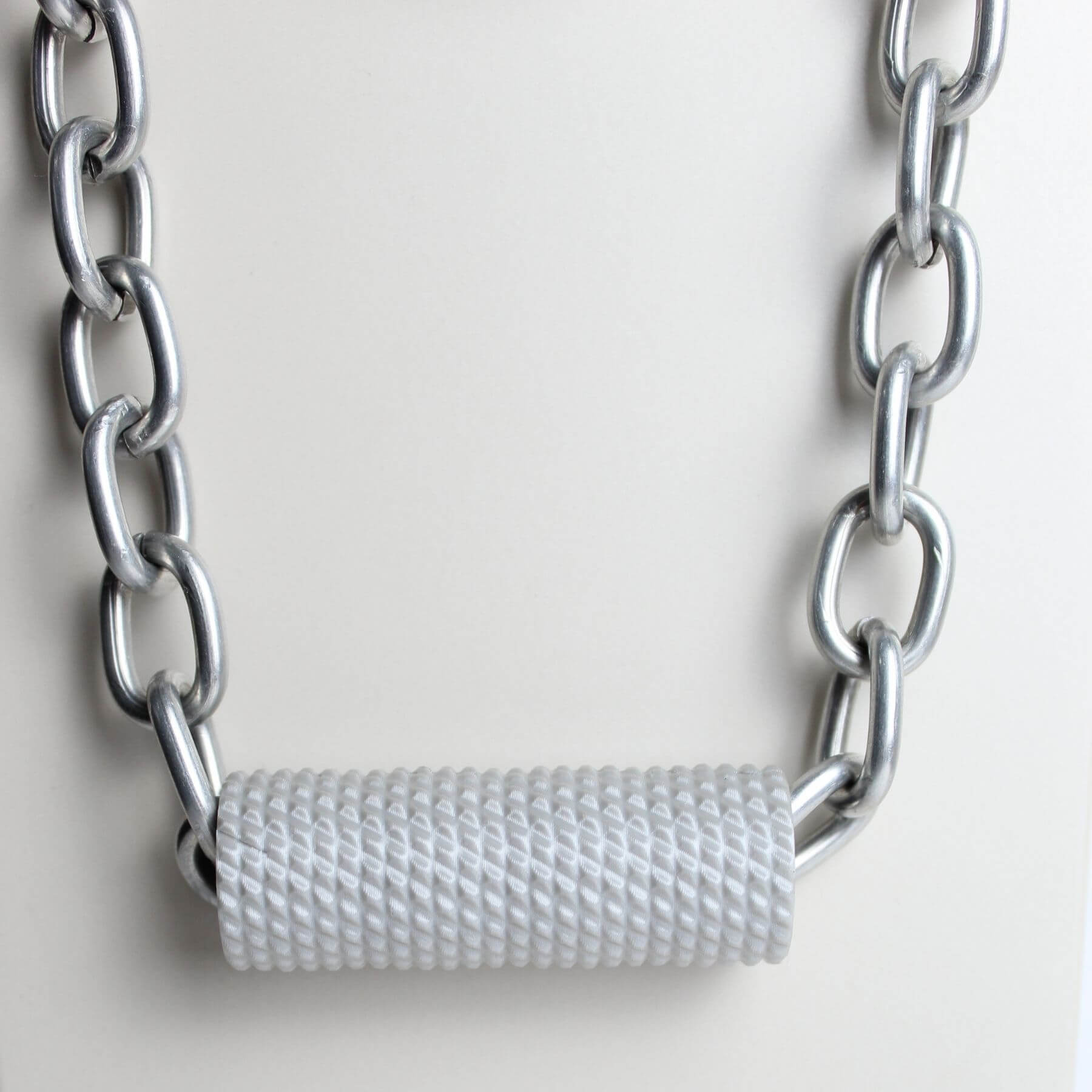 Colar Tubos com Texturas de Pontas e Corrente Grossa em Alumínio