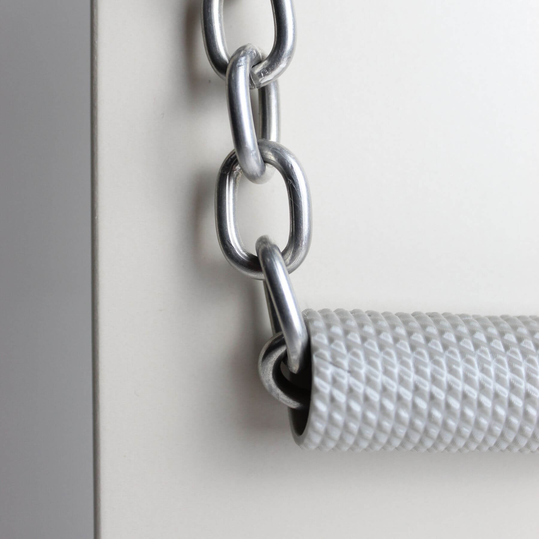 Colar Tubos com Texturas de Pontas e Corrente Grossa em Alumínio