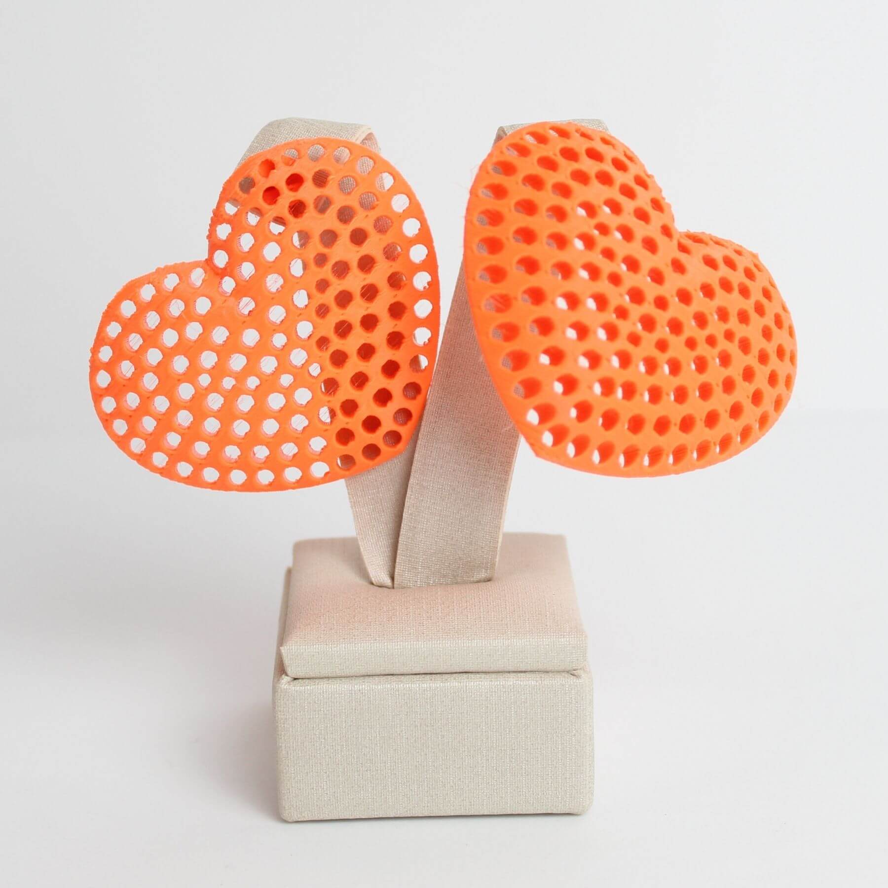 brinco coração vazado laranja