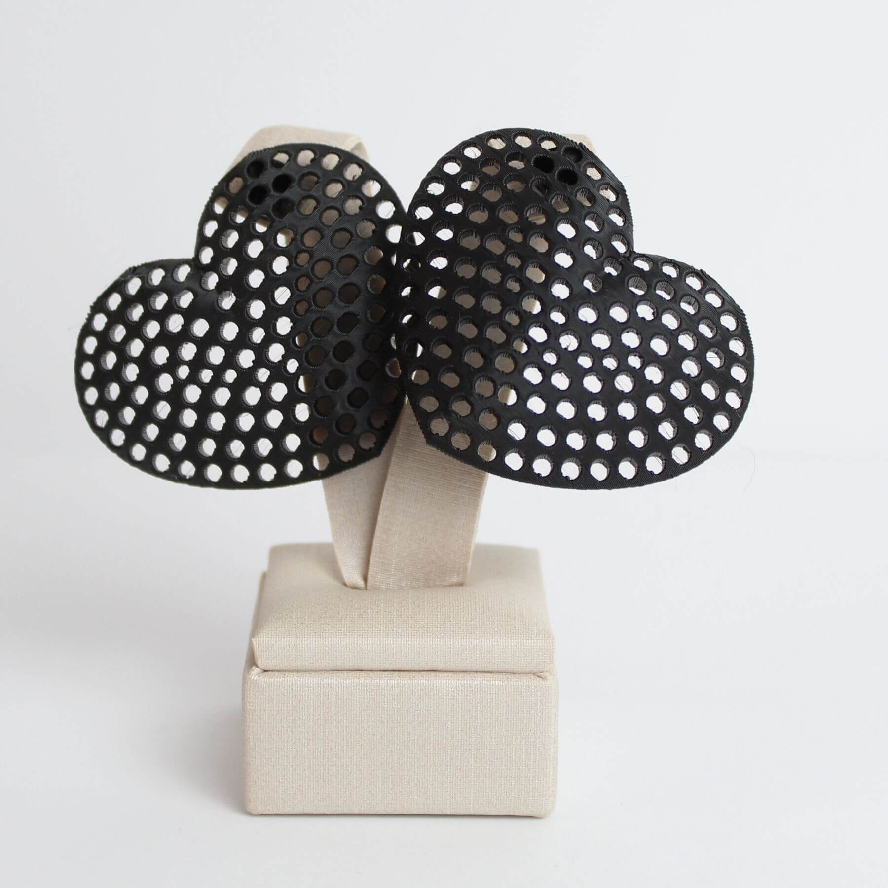 brinco coração vazado preto