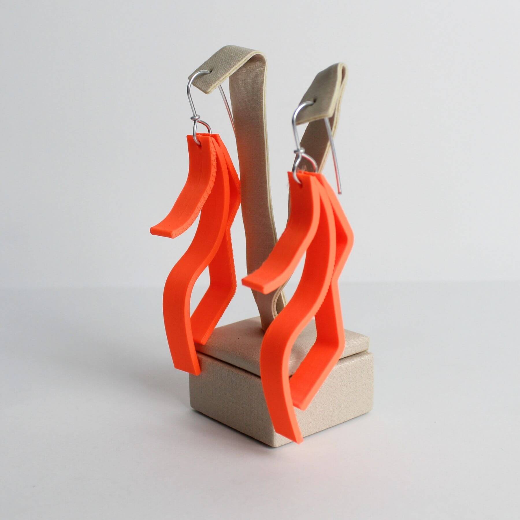 Brinco curvas suaves laranja