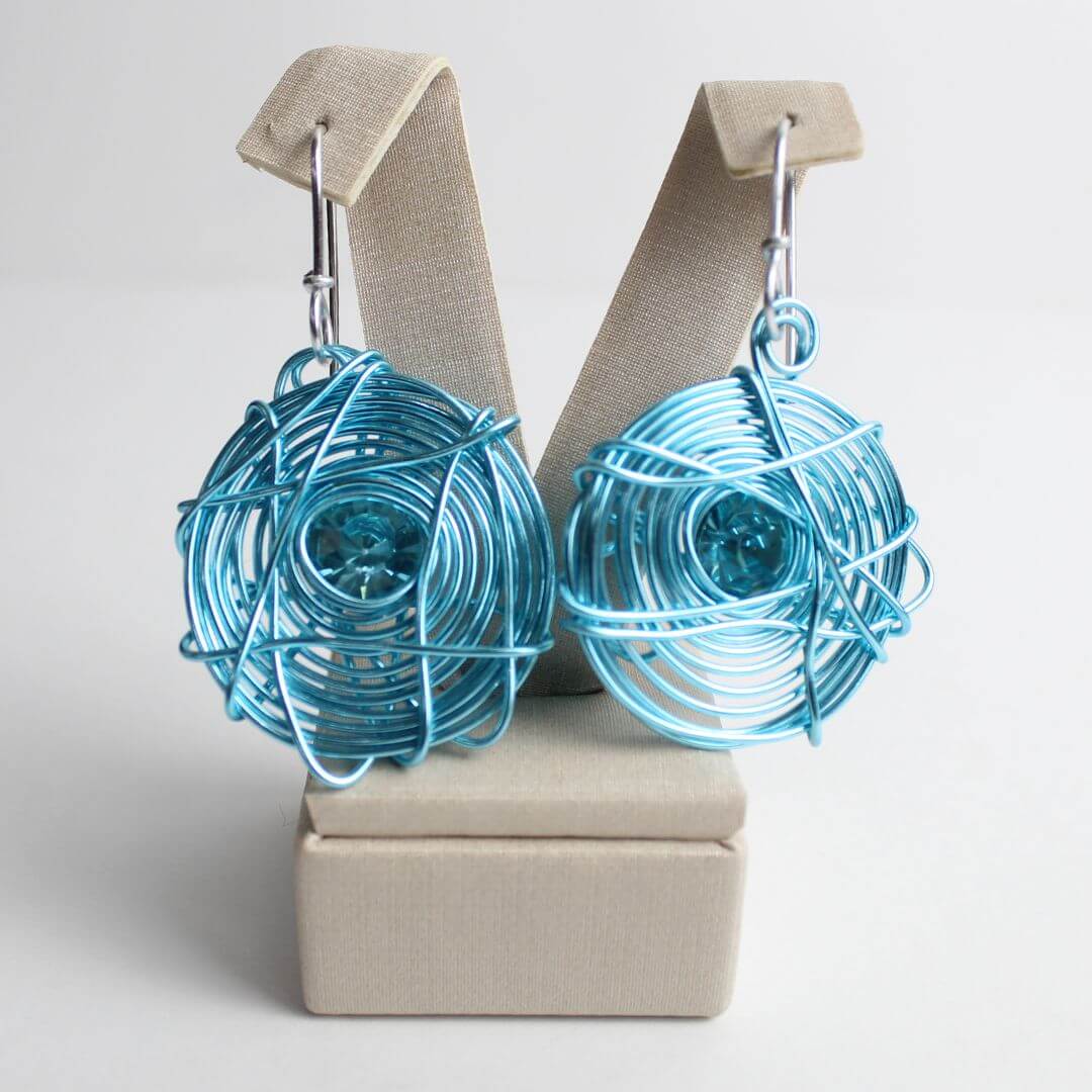 brinco espiral azul com pedra azul