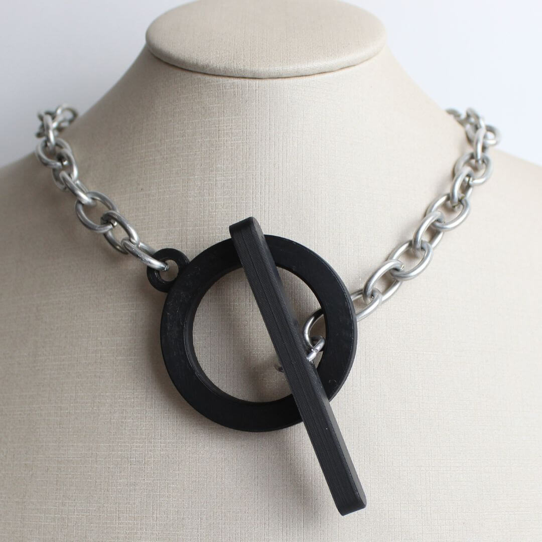 Choker Círculo Geométrico Preto Com Corrente em Alumínio