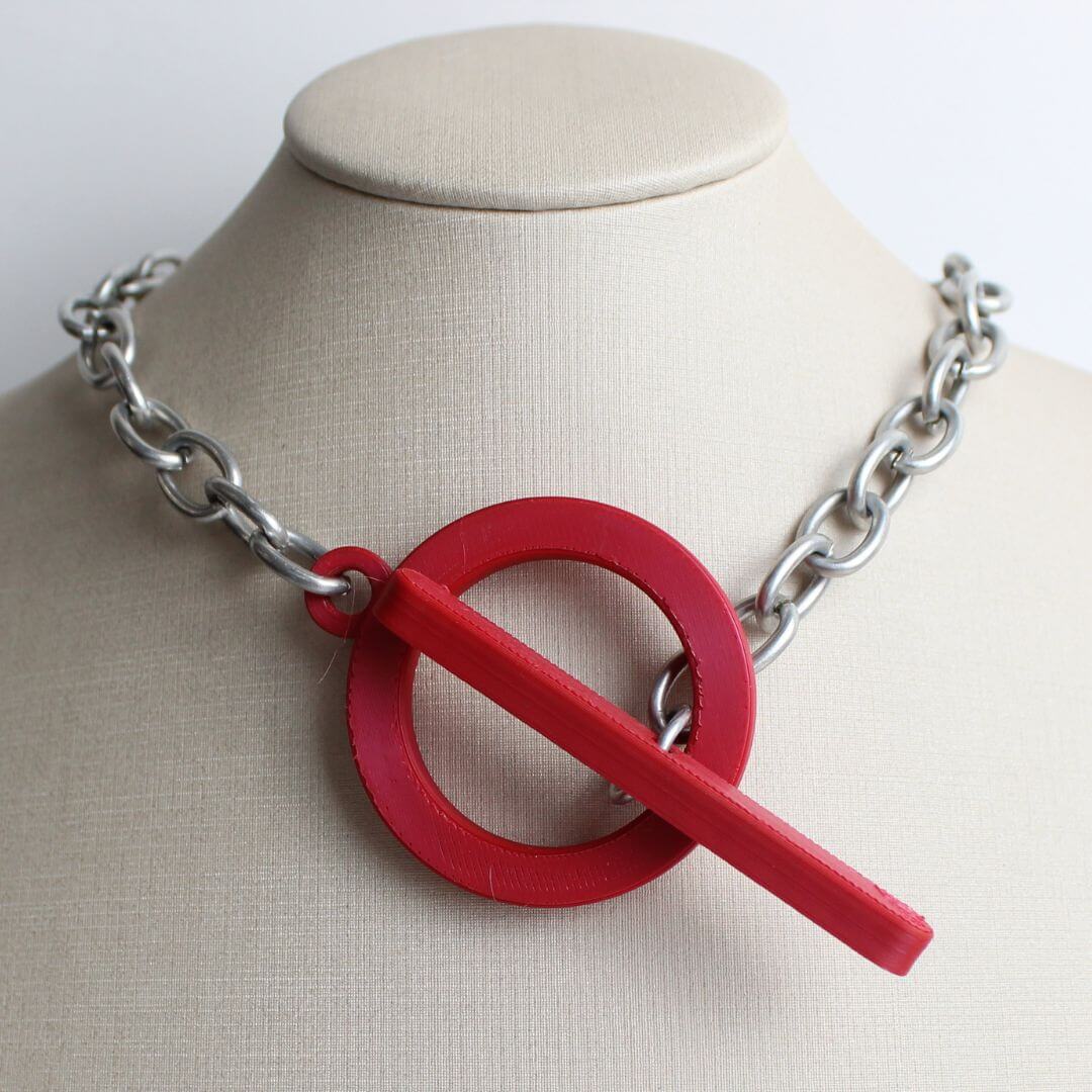 choker circulo geometrico vermelho com corrente em aluminio