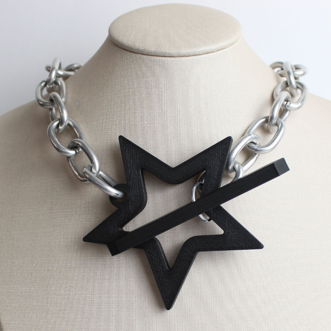 Choker Estrela Geométrica Preto Com Corrente Grossa em Alumínio