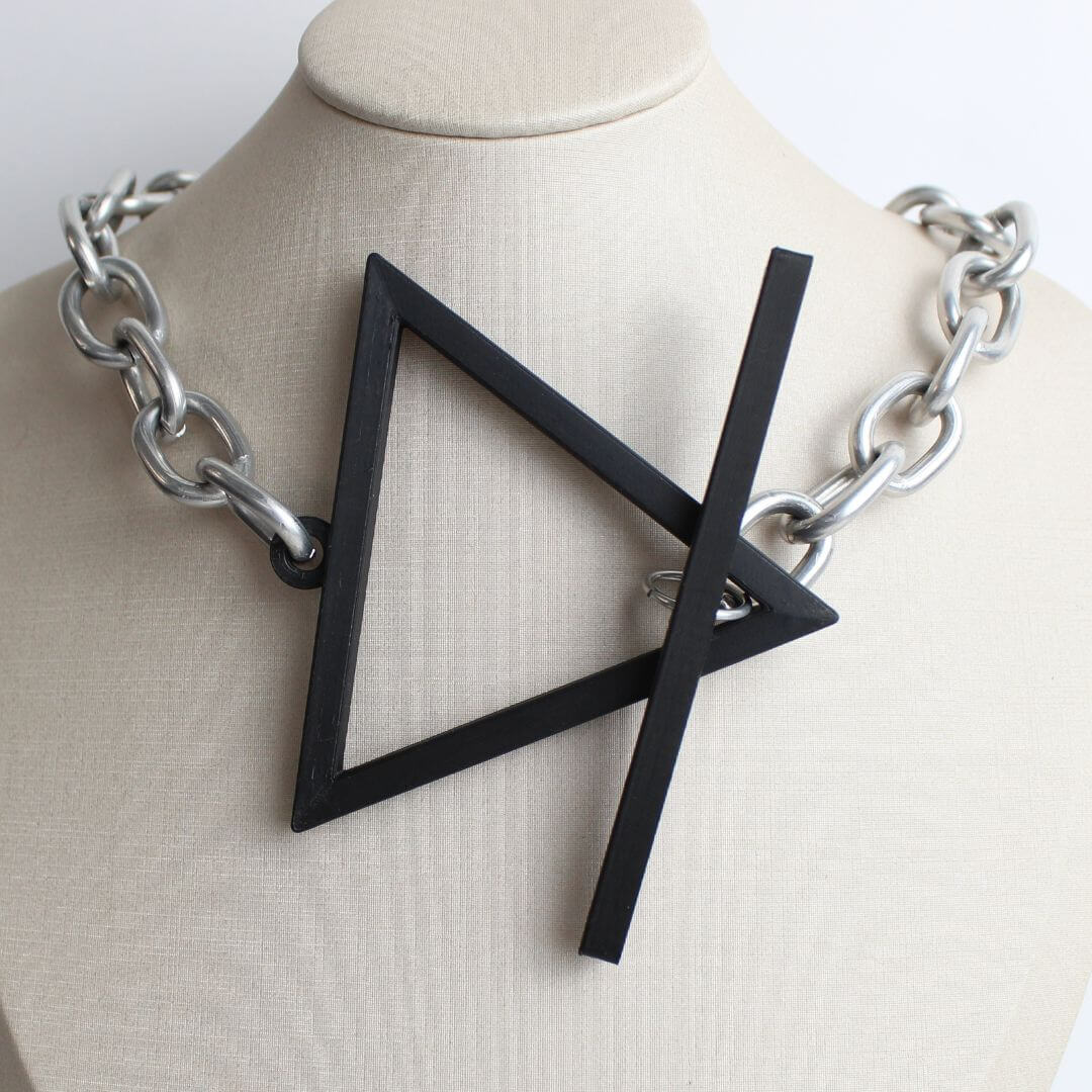 Choker Triângulo Geométrico Com Corrente Grossa em Alumínio