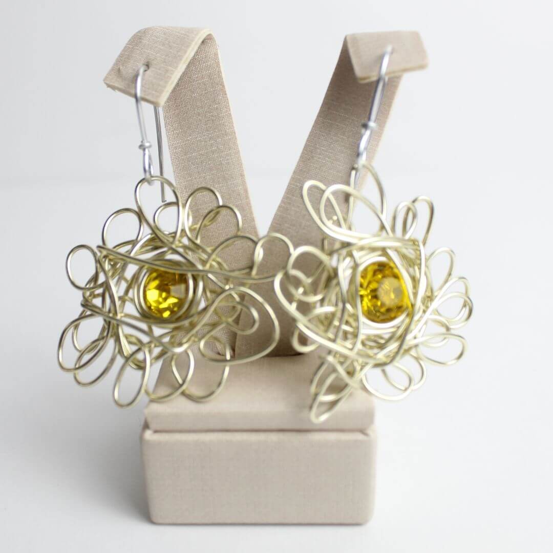 Brinco Margarida Irregular Amarela Com Pedra Amarela