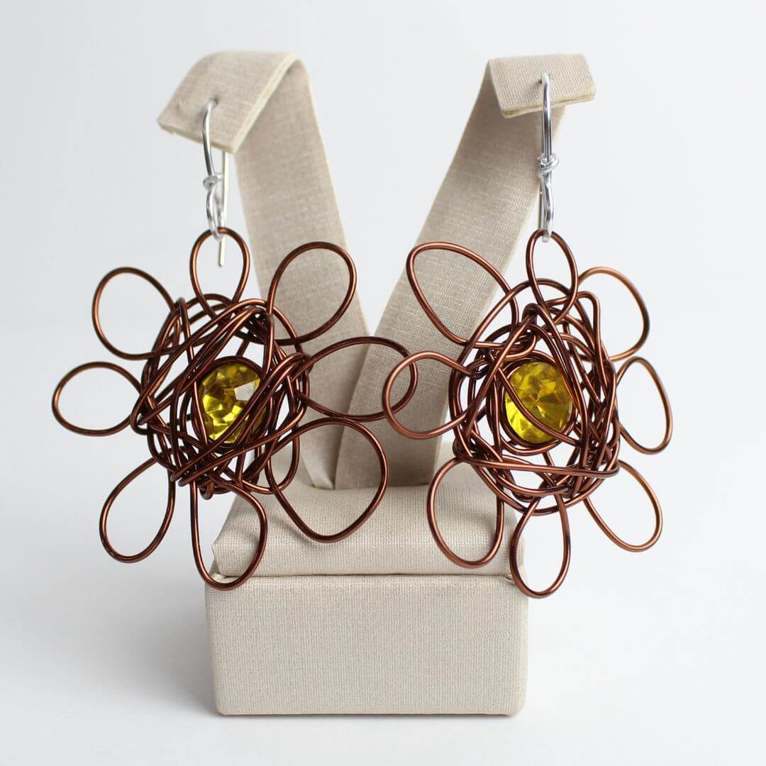 Brinco Margarida Marrom Com Pedra Amarela