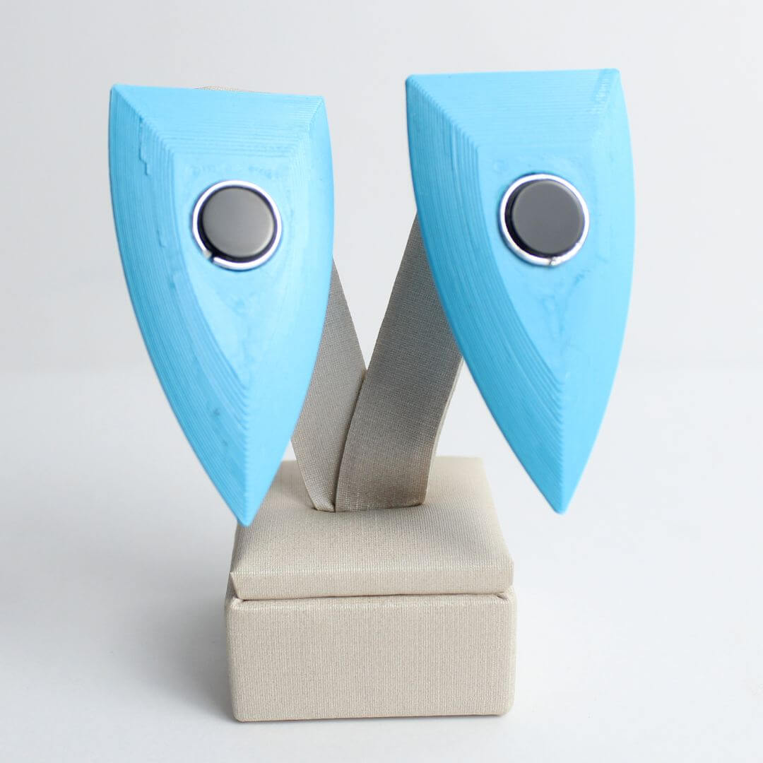 Brinco Escudo Azul Com Pedra Preta