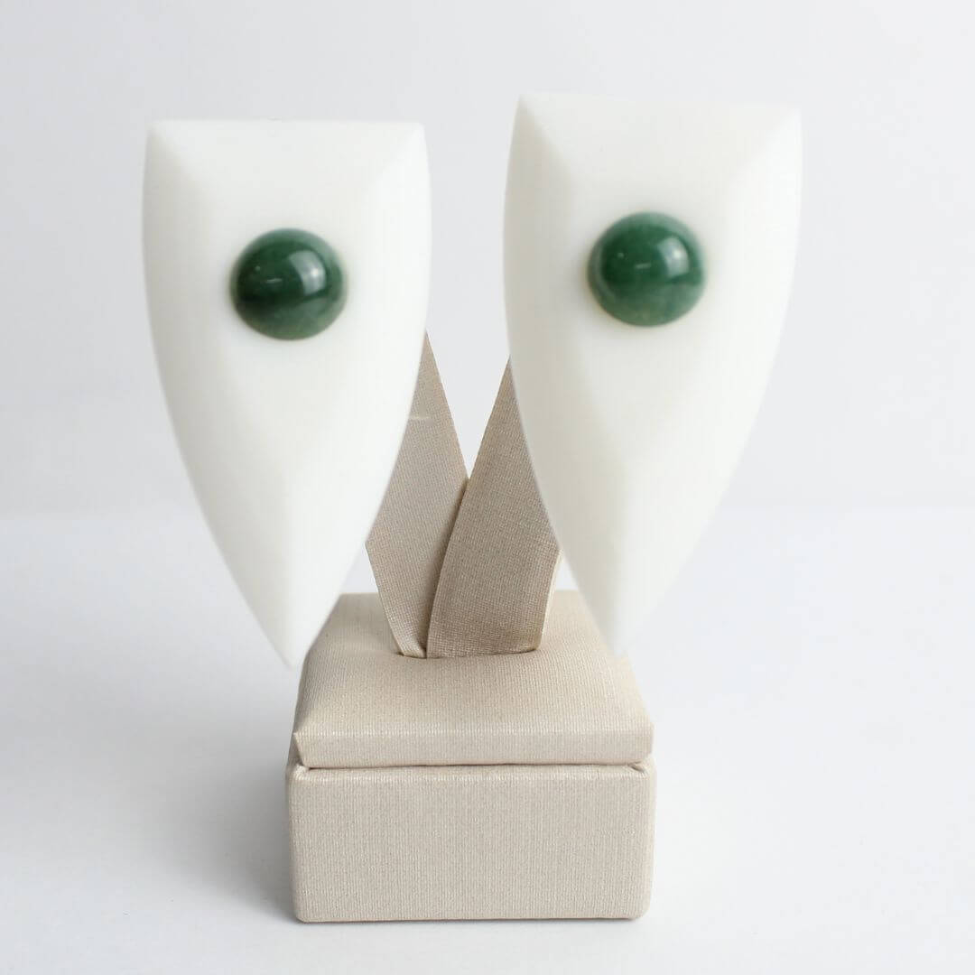 Brinco Escudo Branco Com Pedra Natural