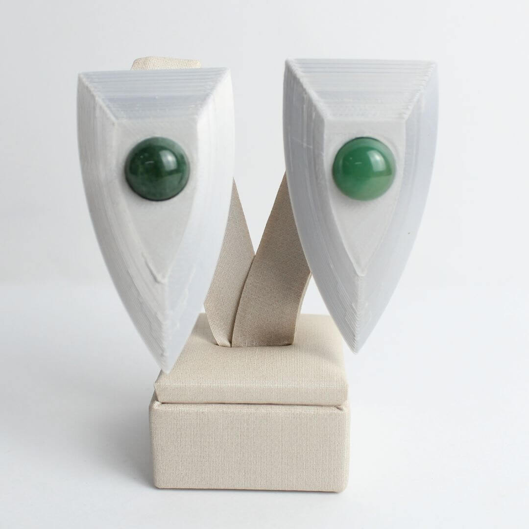 Brinco Escudo Prateado Com Pedra Natural