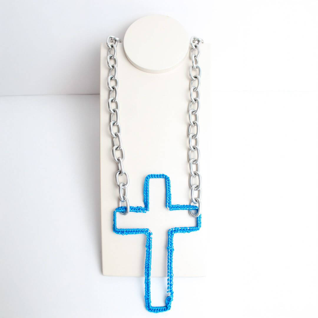 Colar Cruz de Crochê Azul