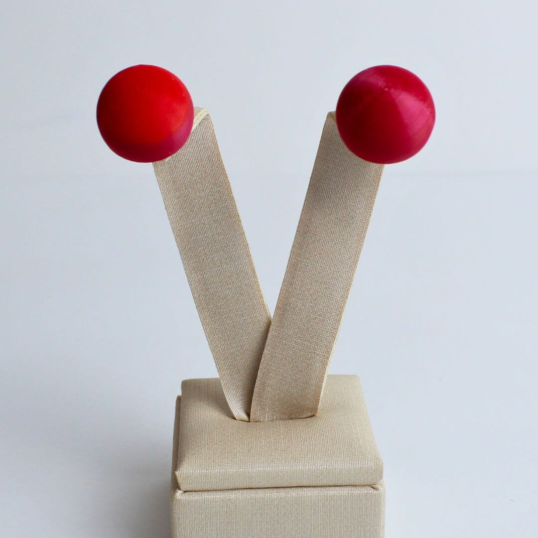 brinco bola vermelho