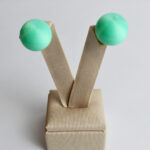 Brinco Bola Verde Água +R$&nbsp;49,00